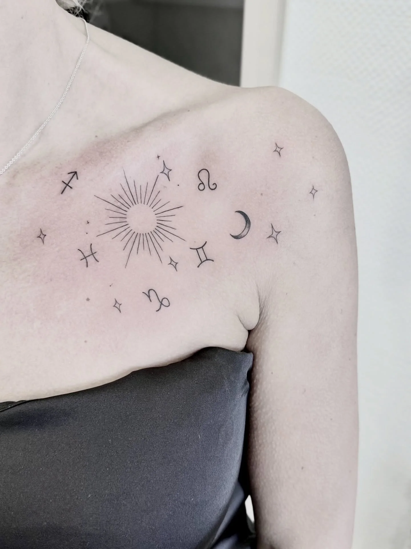 Die ganze Familie vereint in einem Sternenbild
Gestochen von Kirll - Er hat f&uuml;r M&auml;rz noch freie Termine 

#finelinetattoos #zodiactattoo #suntattoo #galaxytattoo #velten