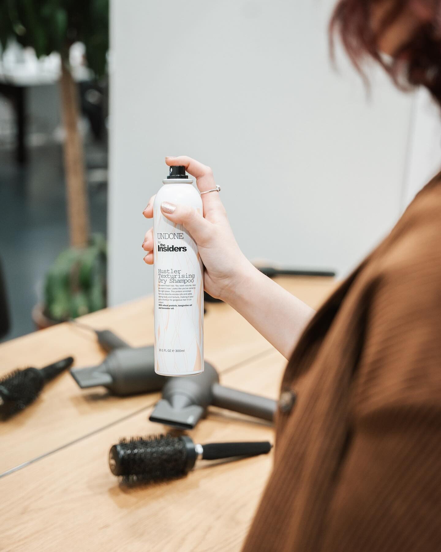 Hustler TEXTURIZING dry shampoo

Voor alle haarliefhebbers! Heb je ooit van die dagen waarop je haar wel een snelle opfrisbeurt kan gebruiken, maar je hebt geen tijd voor een uitgebreide wasbeurt? Nou, jouw haargebeden zijn verhoord, want we stellen 