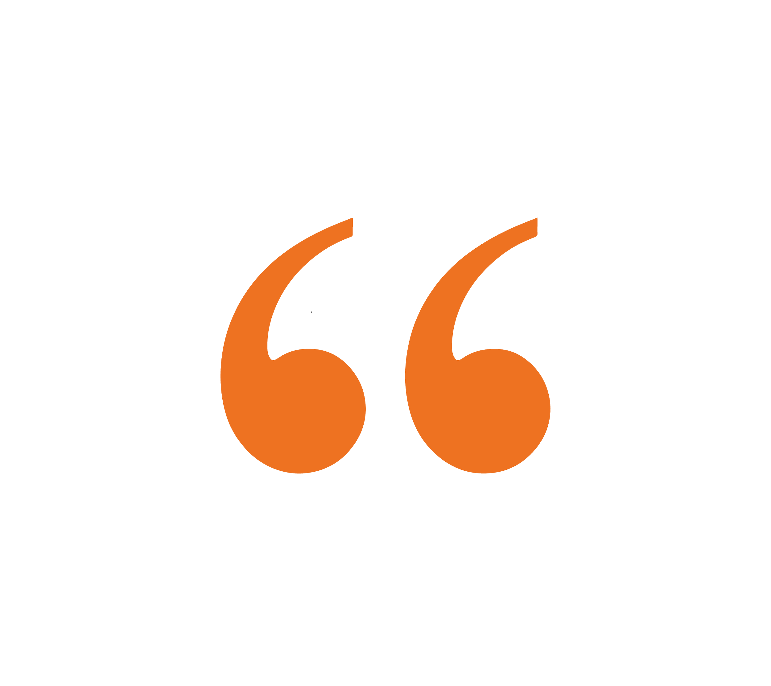 Logo con letras negras y líneas anaranjadas en forma de comillas, sobre fondo transparente.