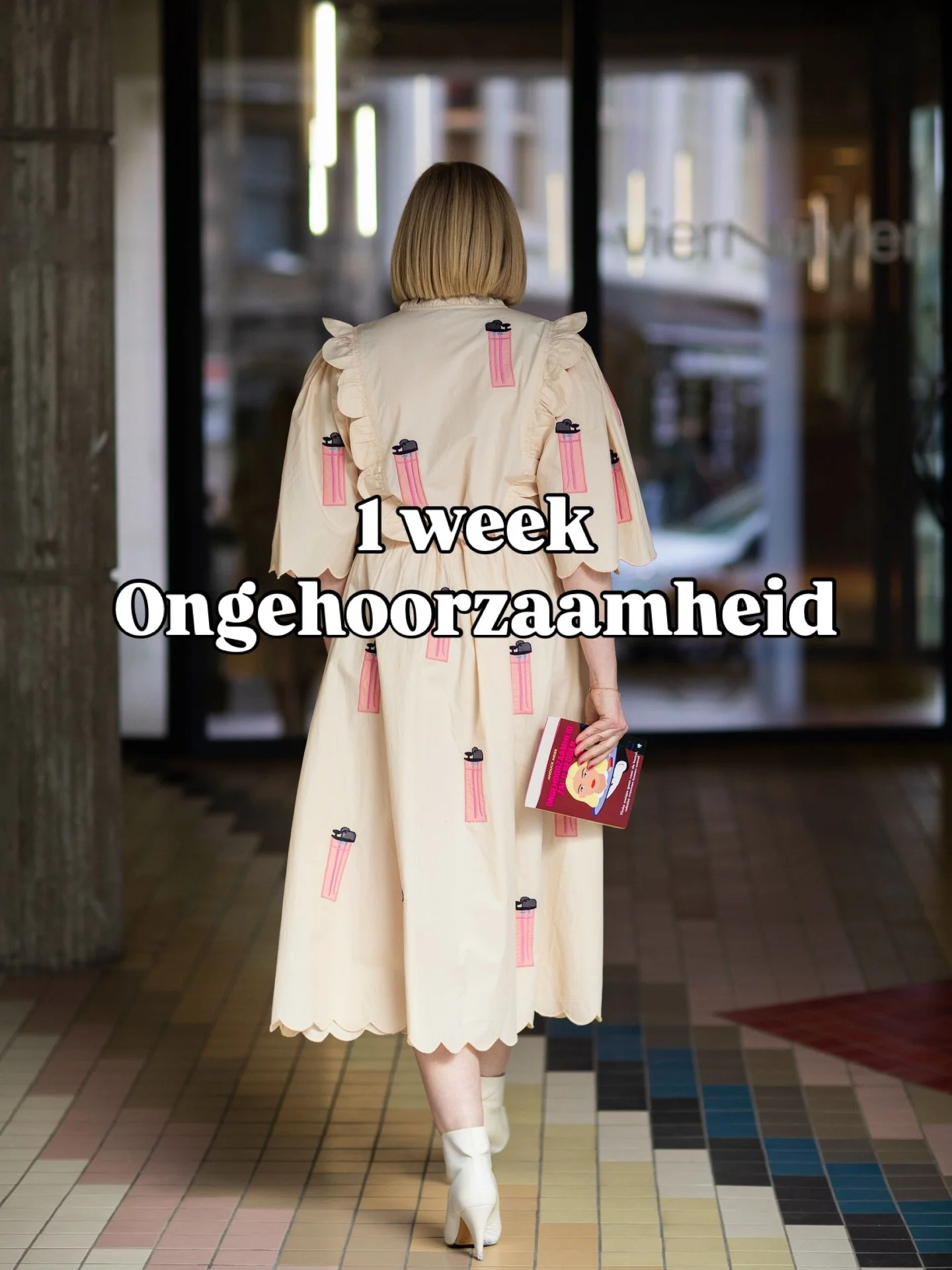 Een week na de release van Ongehoorzaamheid zal u redden en de waanzinnige Nacht van de Zonde in een tot de nok gevulde Vooruit is het zover: jullie kregen mijn tweede boek op plaats #2 van de Top 10 van de @standaardboekhandel . En ja, daarmee belan