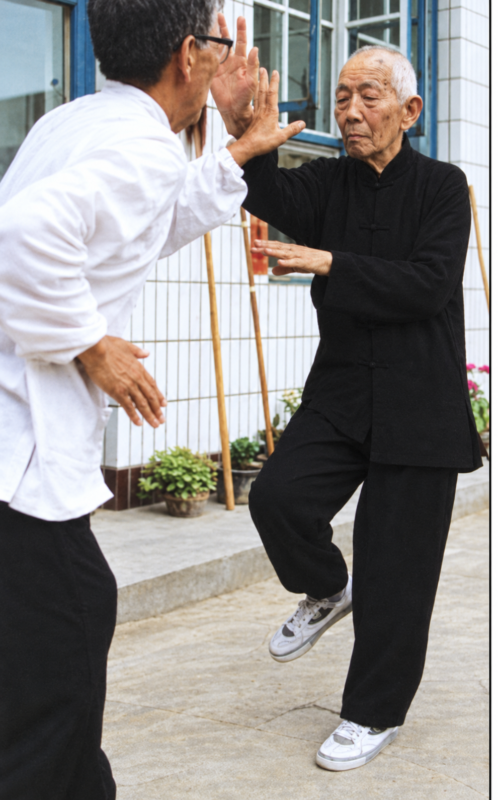Wu Dianke demonstrating a Xingyi Quan partner method with one knee raised