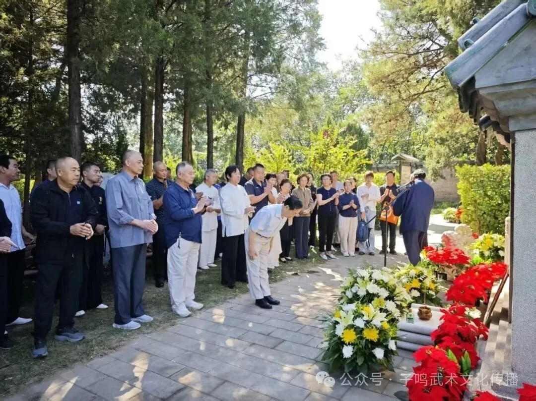 Guests gathered beside flowers at Dong Haichuan’s tomb during the ceremony
