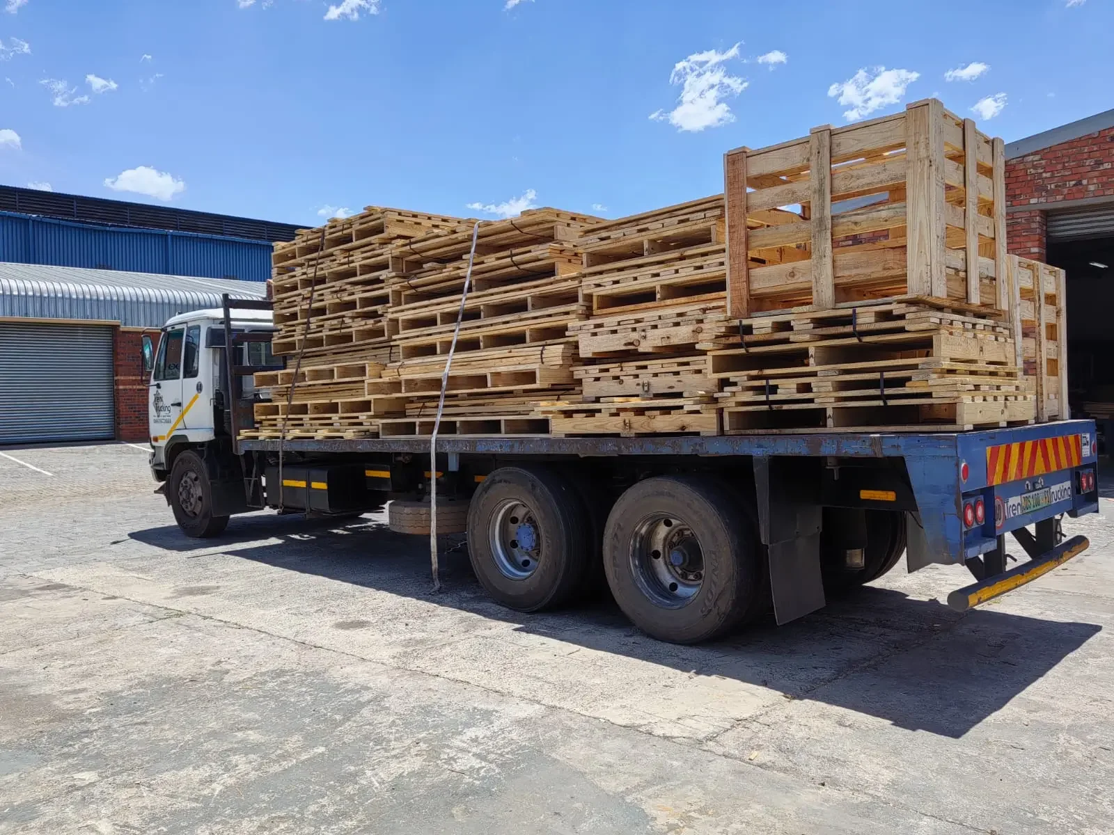 flat-packed-crates-on-truck.webp