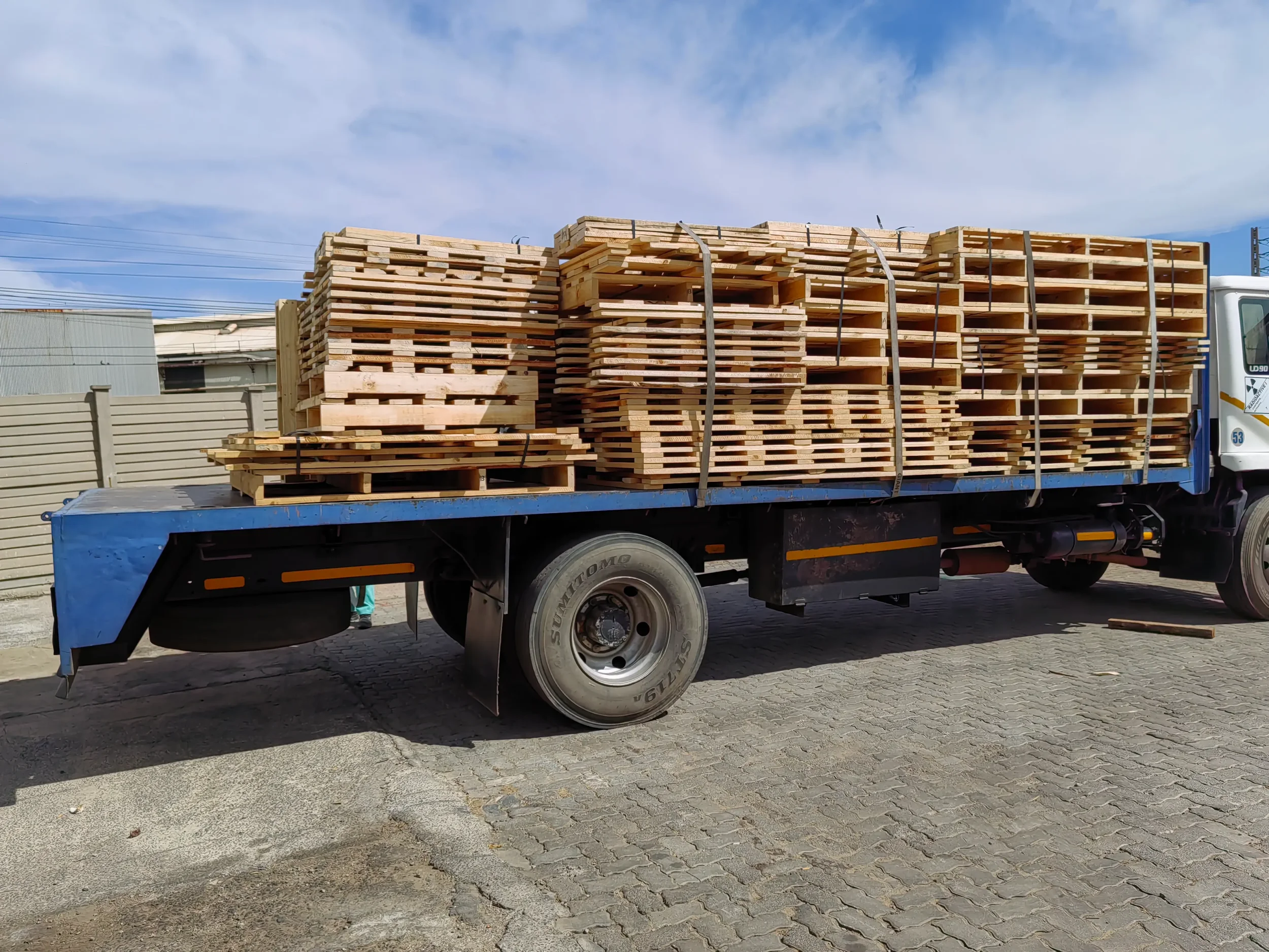 flat-packed-crates-on-truck (1).webp