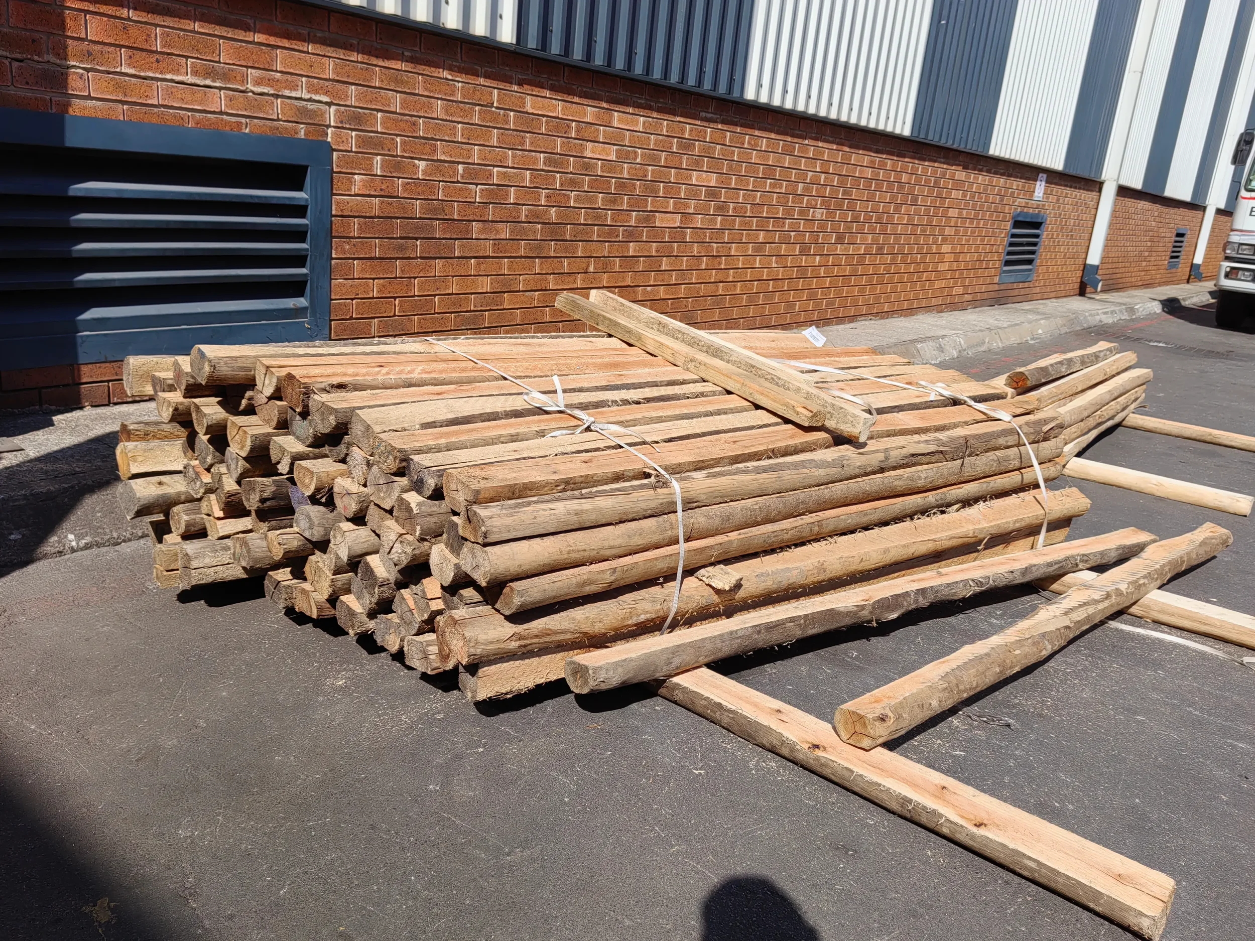 wooden-dunnage-poles