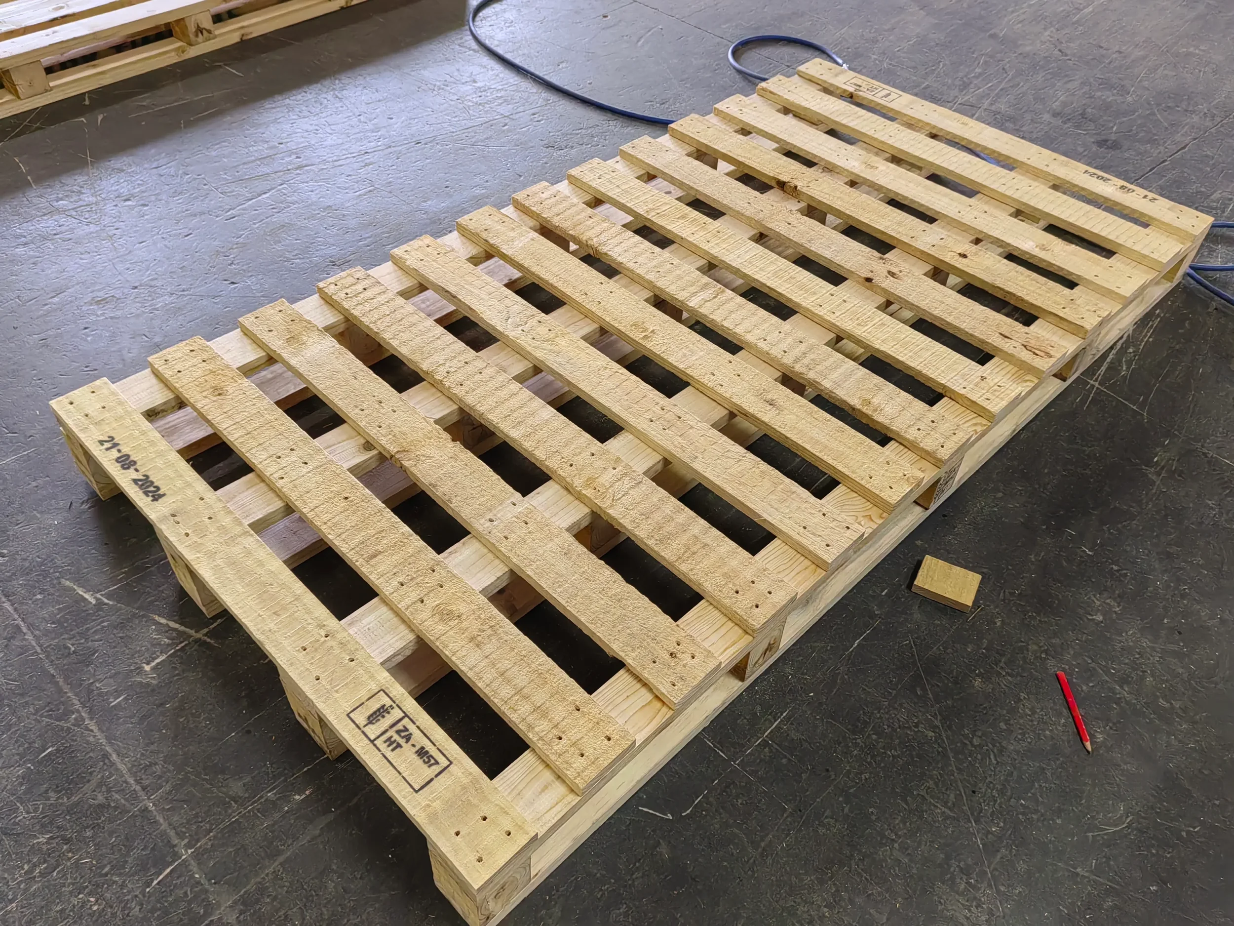 custom-heavy-duty-wooden-pallet.webp