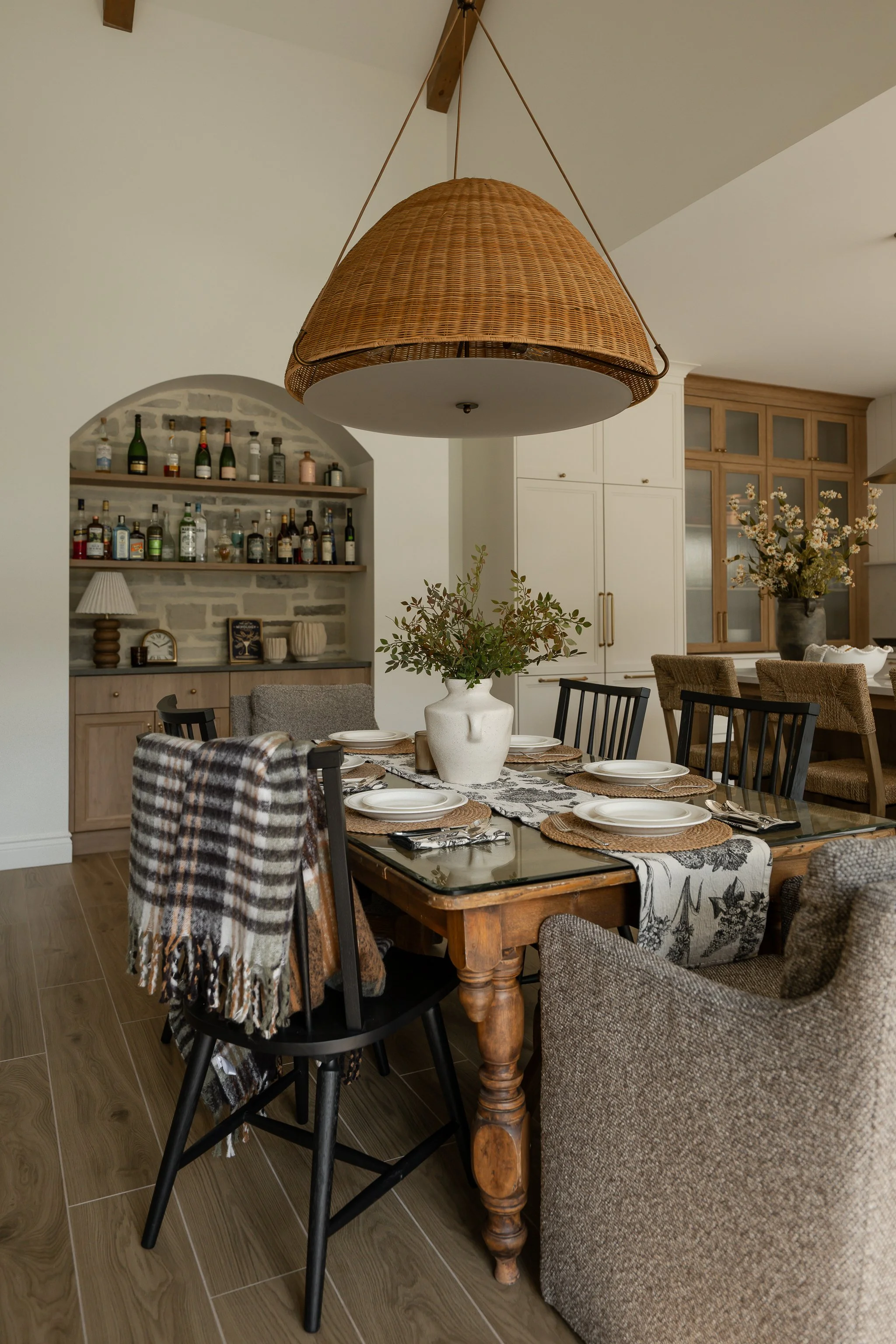 M ton intérieur-salleàmanger-luminaire-café-lacdespiles.JPG
