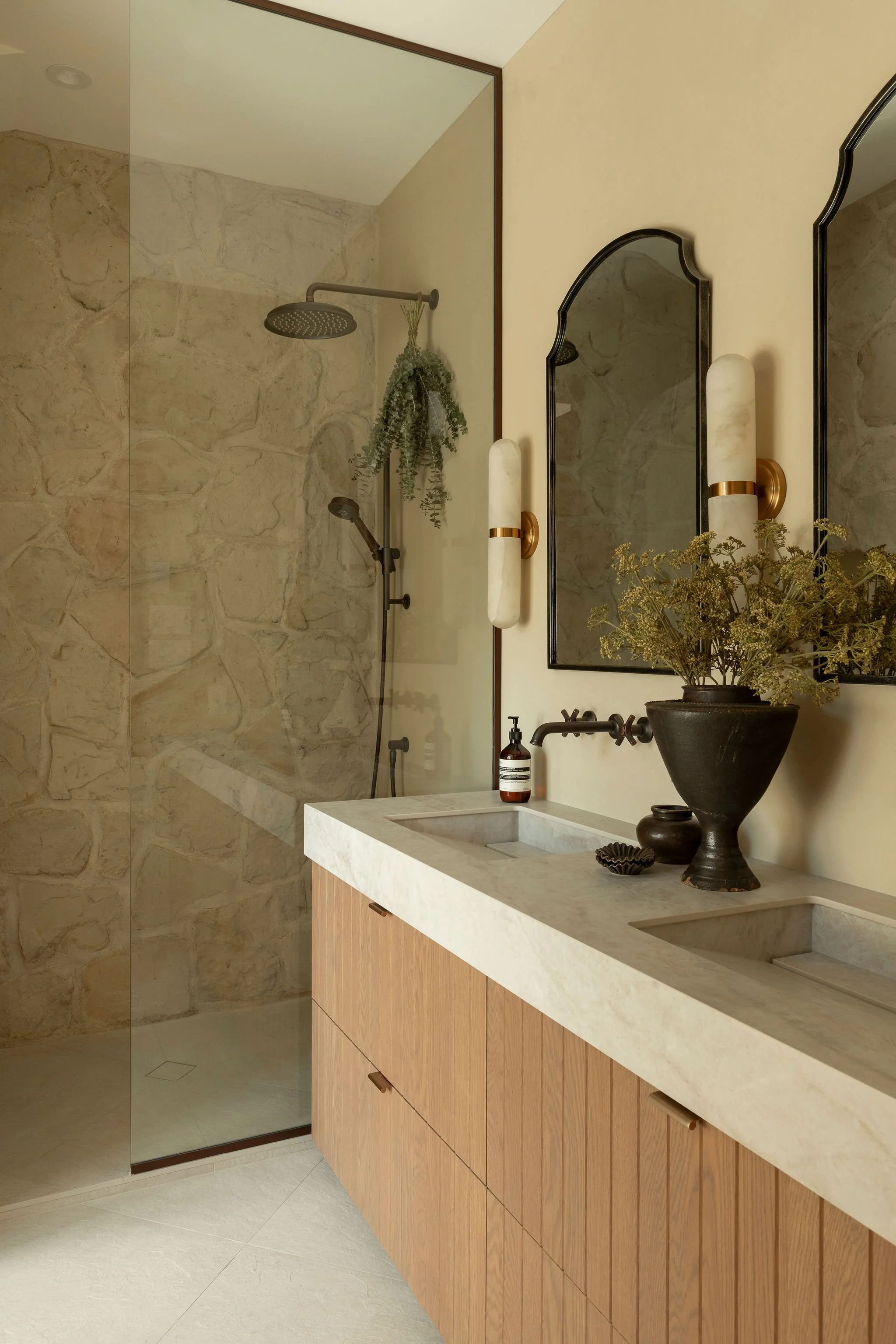 M ton intérieur-béton-vanité-douche-pierre.jpg