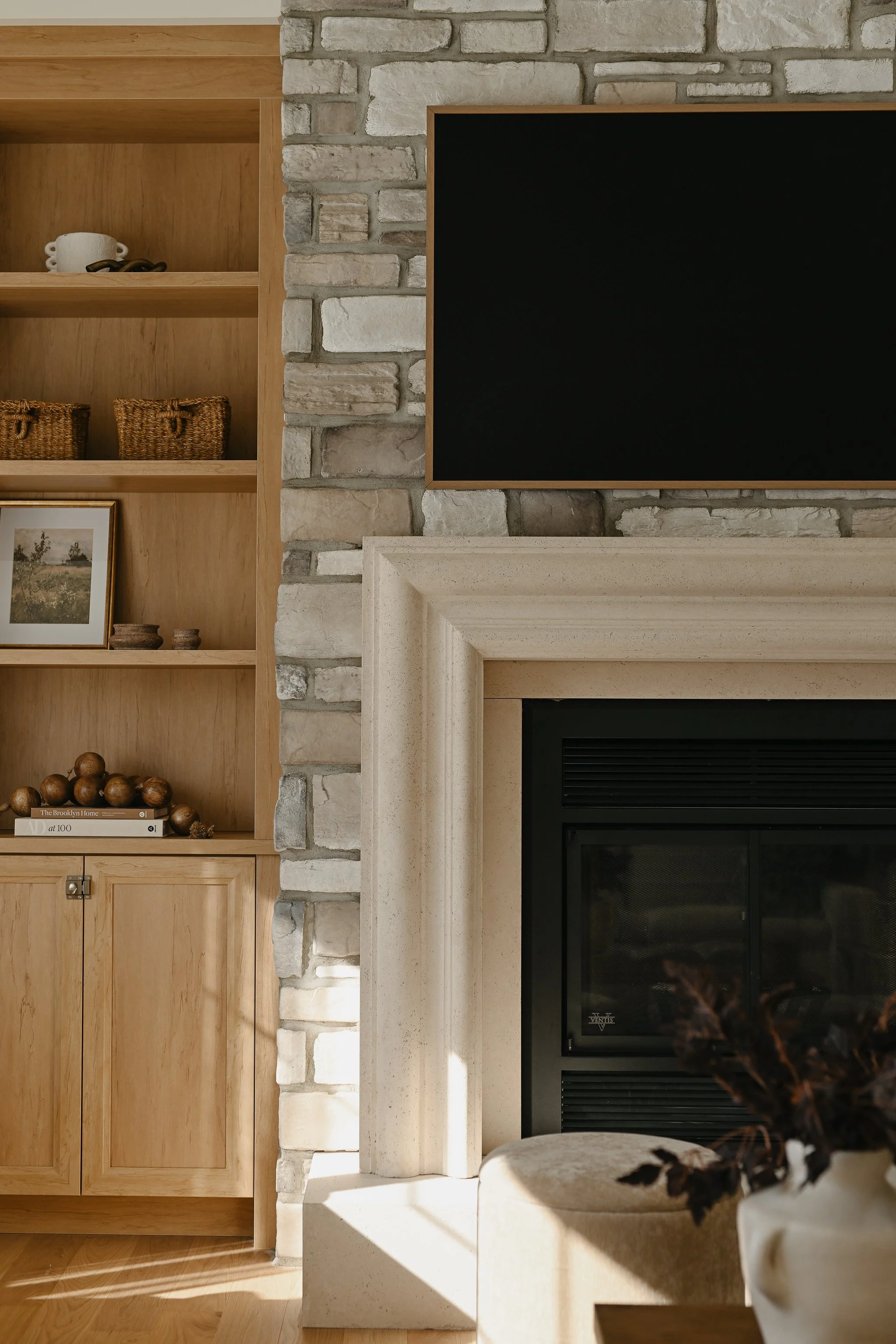 M ton intérieur - construction neuve - salon - foyer - pierre - Omega Mantels.JPG