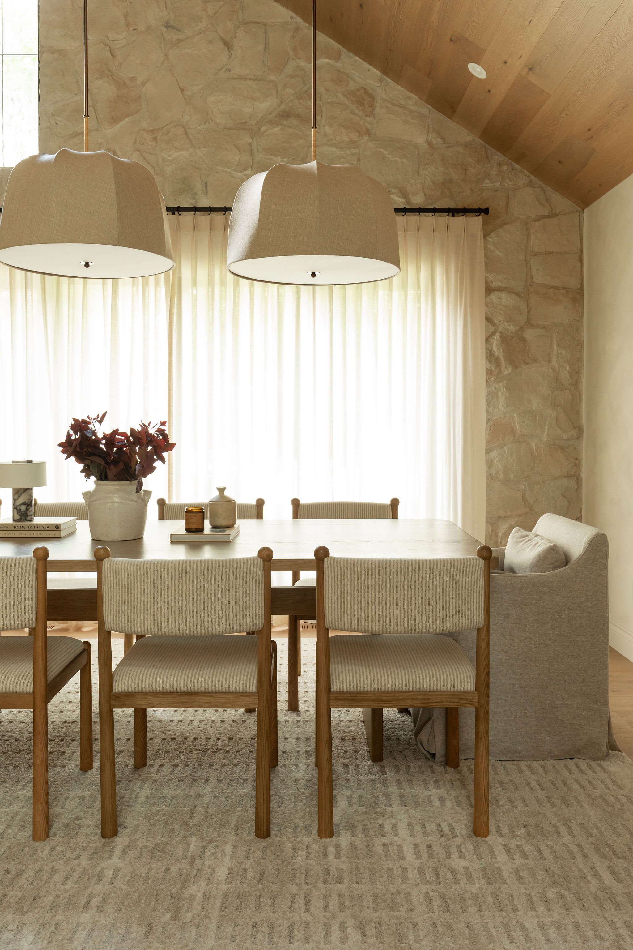 M ton intérieur-table-luminaire-pierre-chaises.jpg