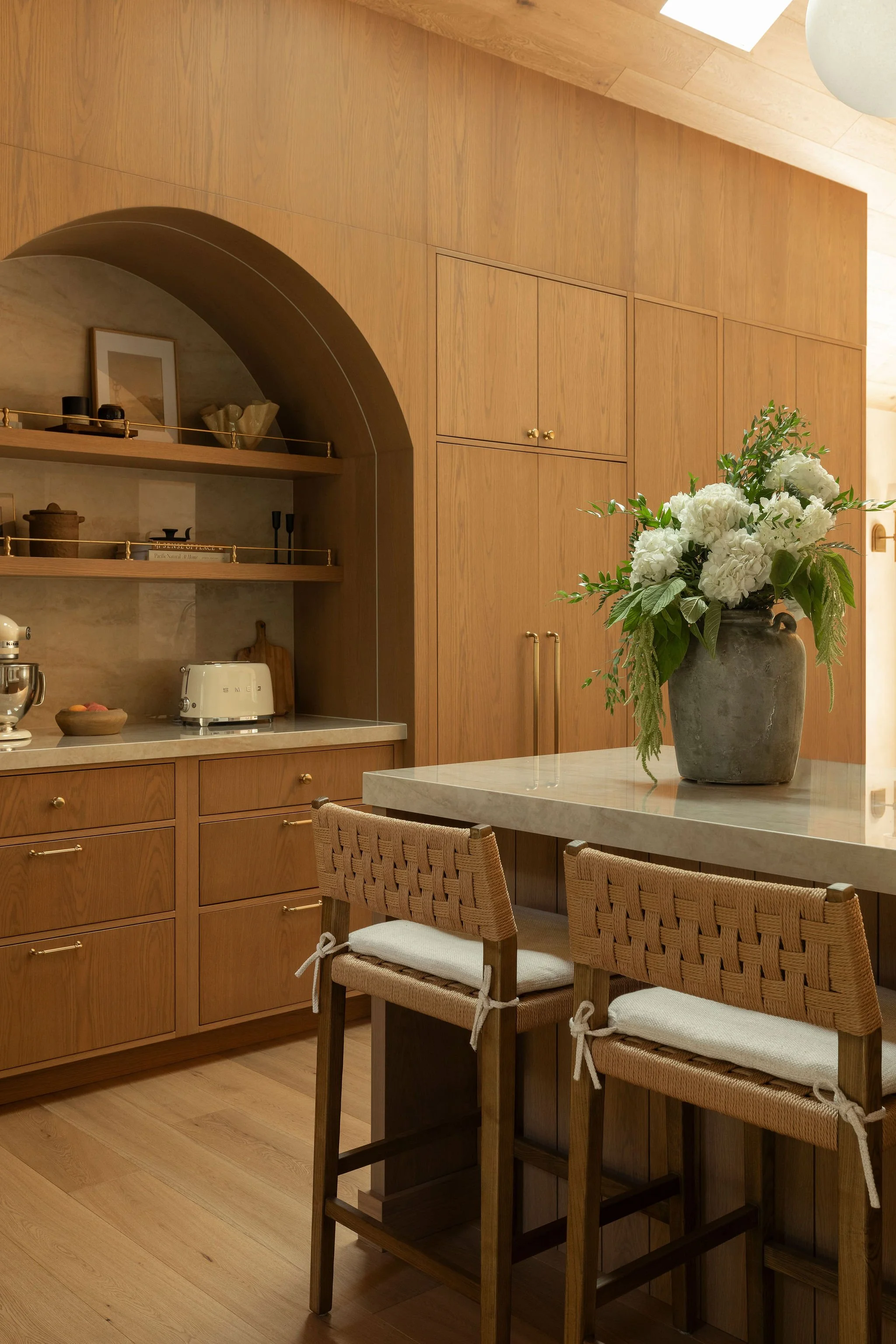 M ton intérieur-cuisine-café-tabourets-bois.jpg