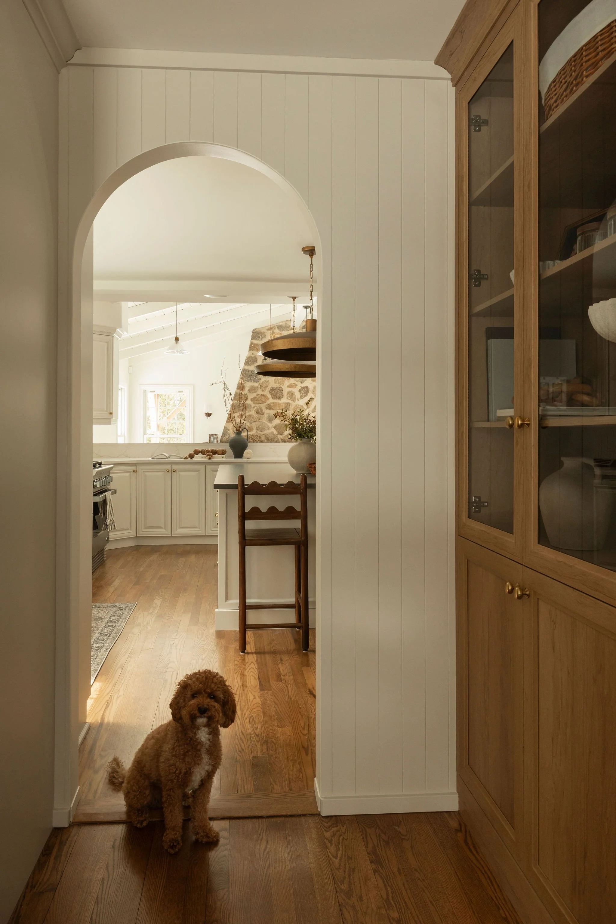 M ton intérieur -arrière-cuisine-arche-tabourets-chien.jpg