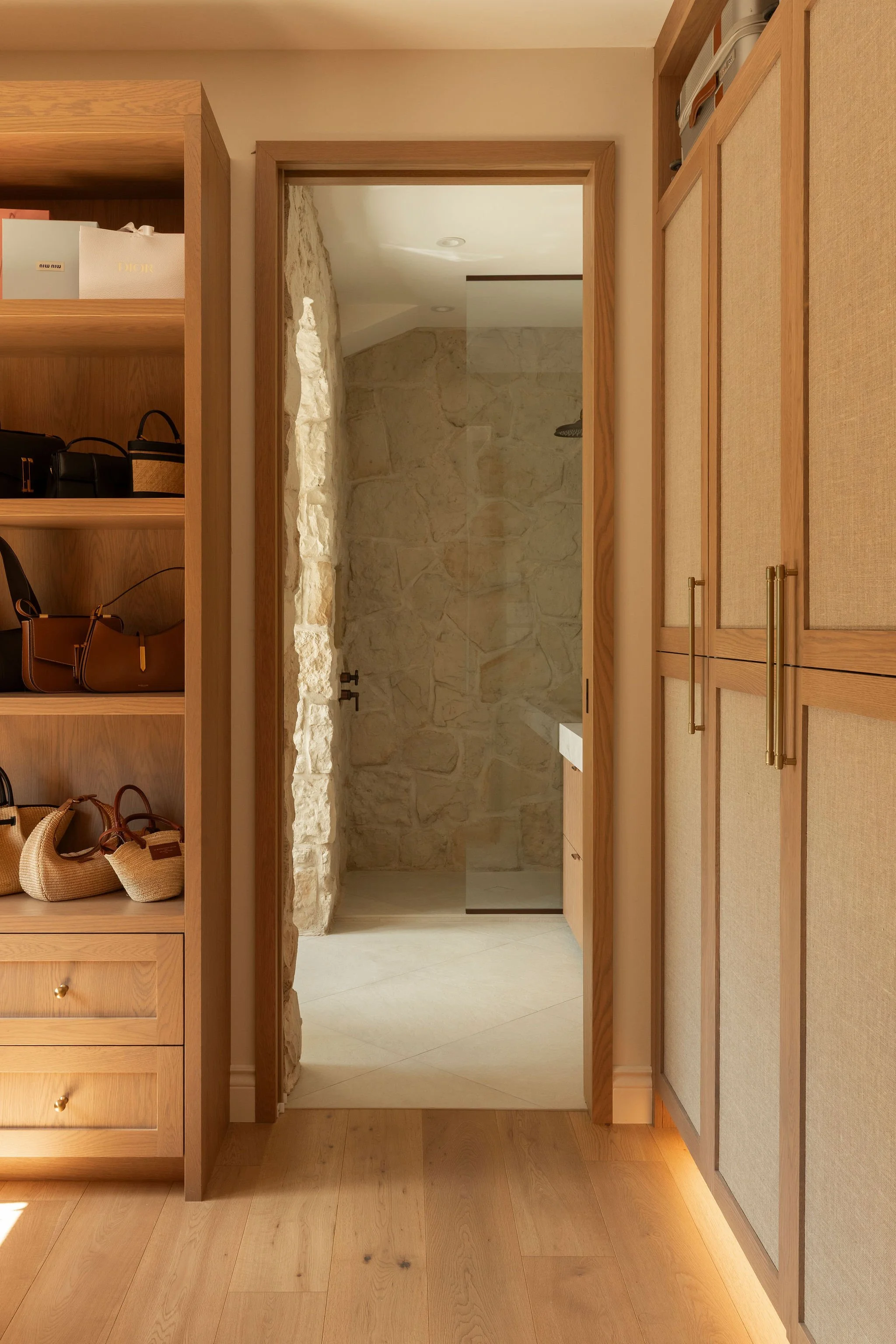 M ton intérieur-walkin-bois-pierre-salle de bain.jpg