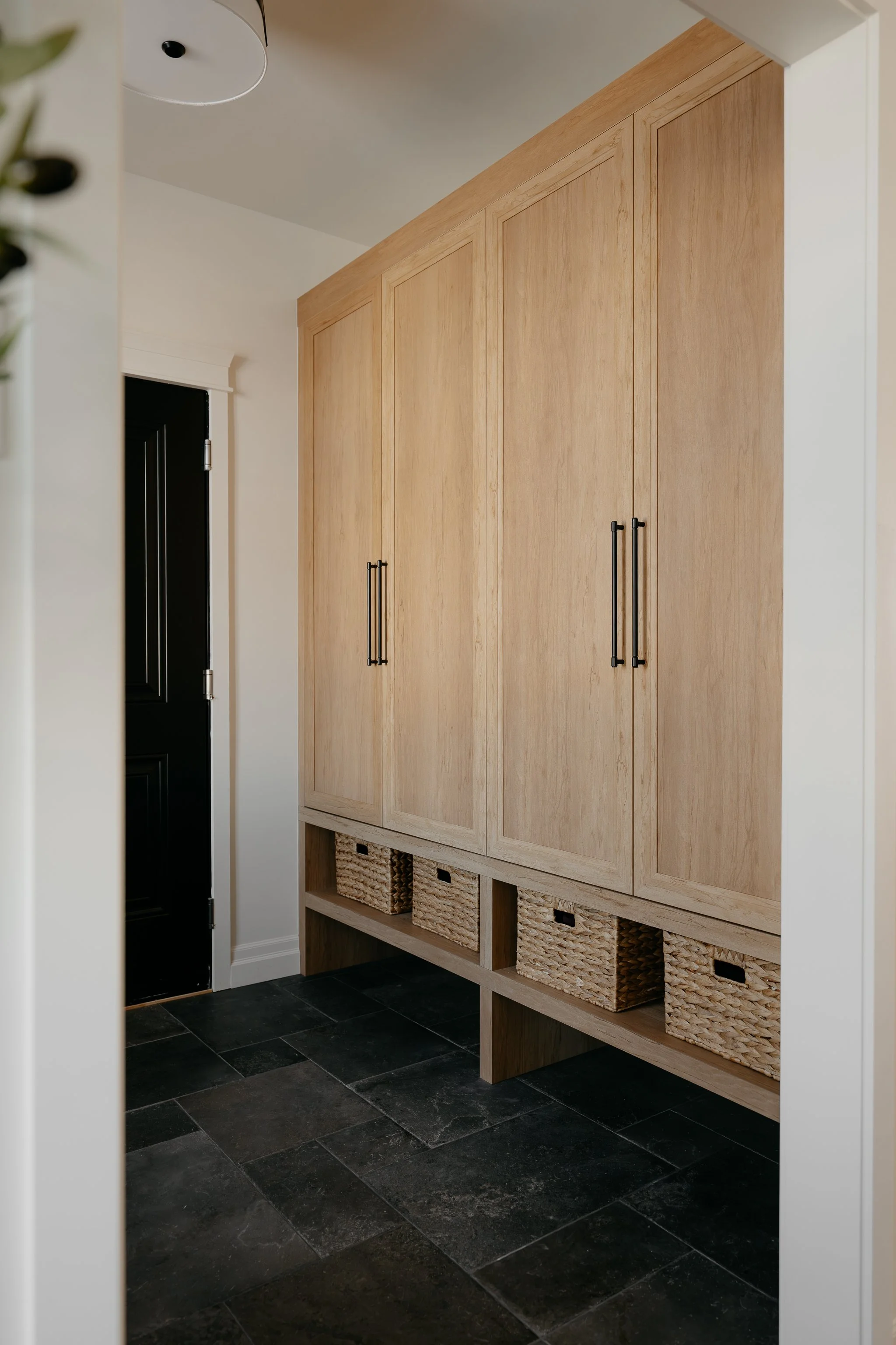 M ton intérieur - mudroom - céramique - moulures - armoires.JPG