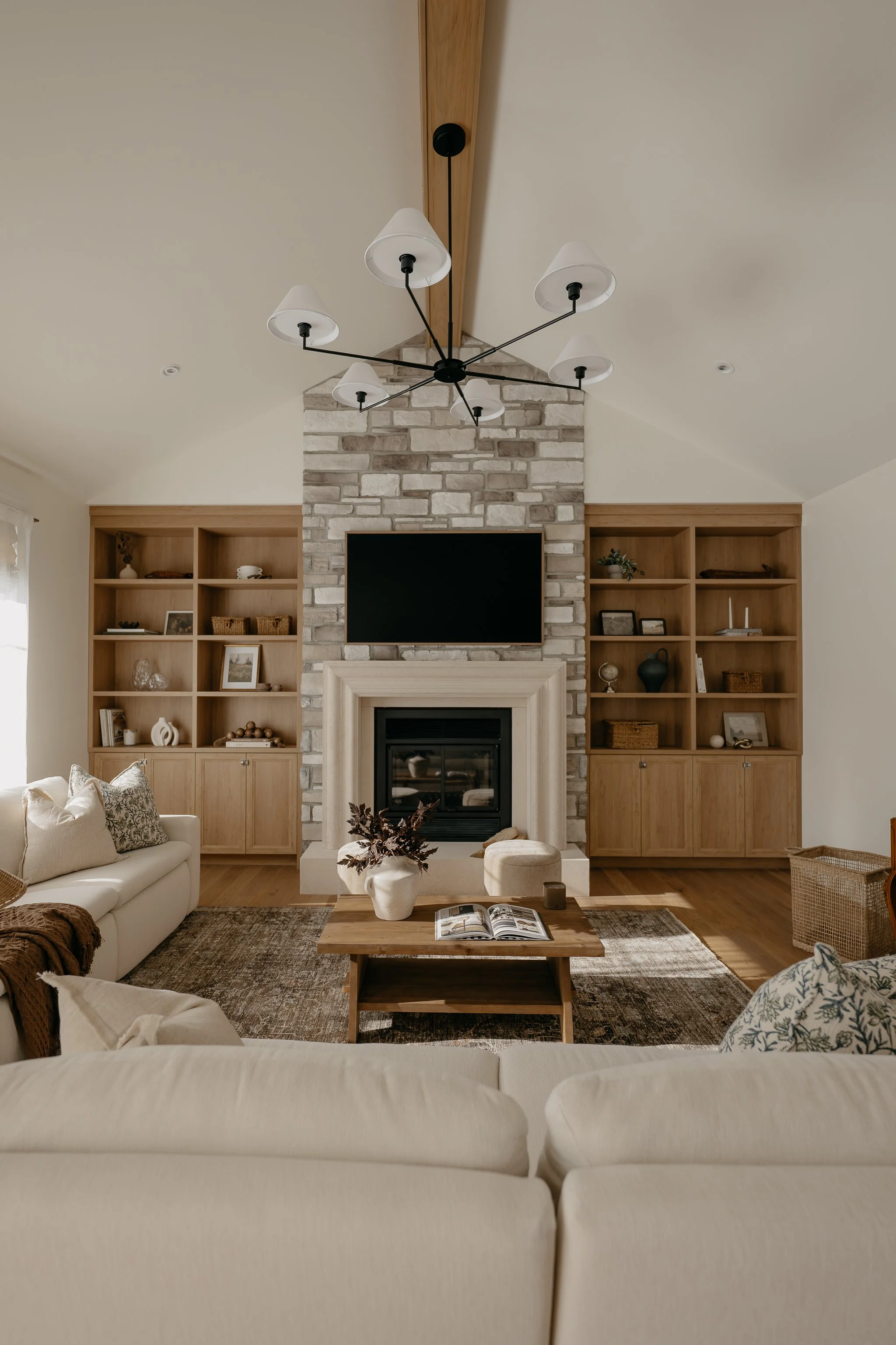 M ton intérieur - construction neuve - salon - foyer - pierre - poutre.JPG