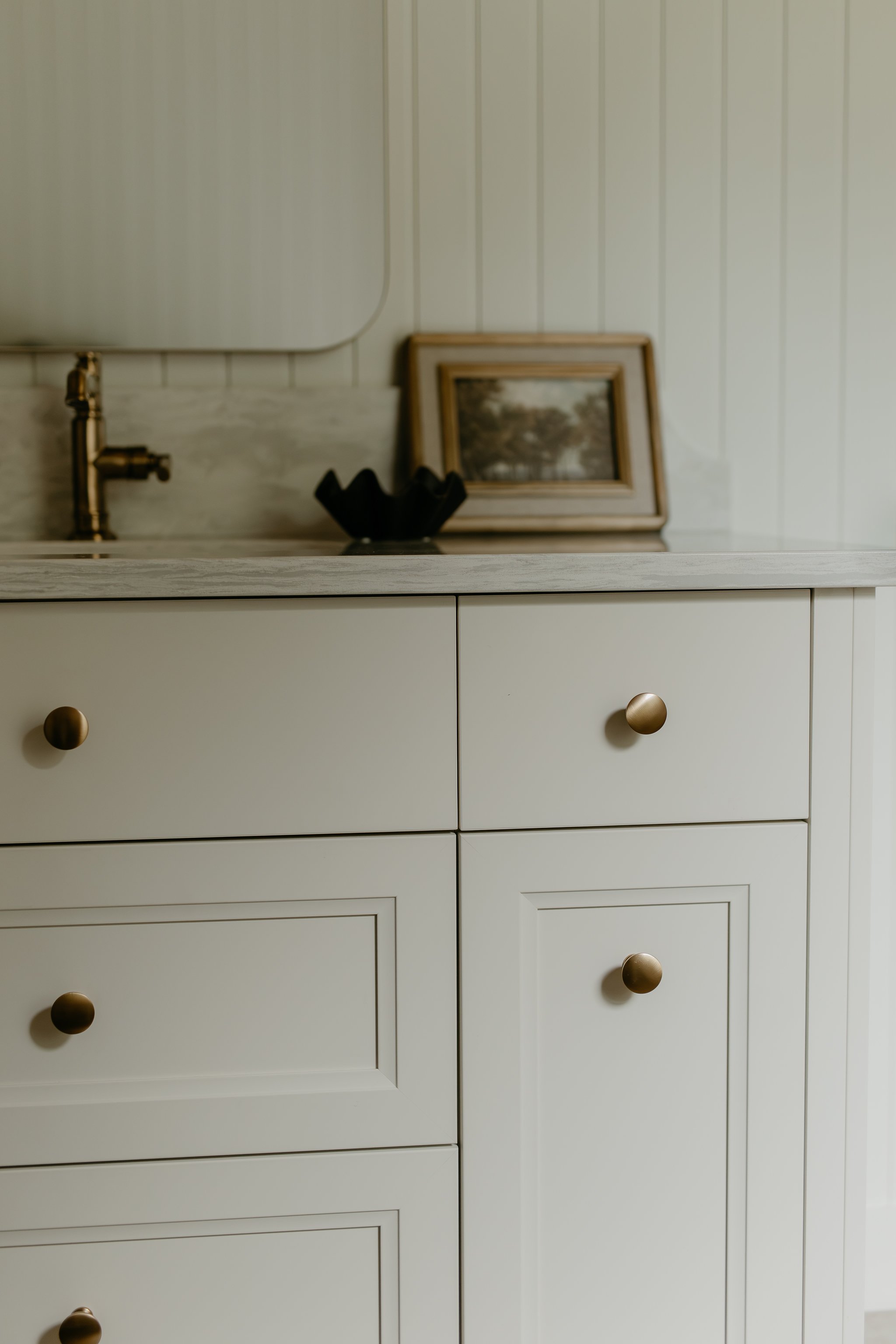 M ton intérieur-rénovation-poignée-vanité-quartz.JPG