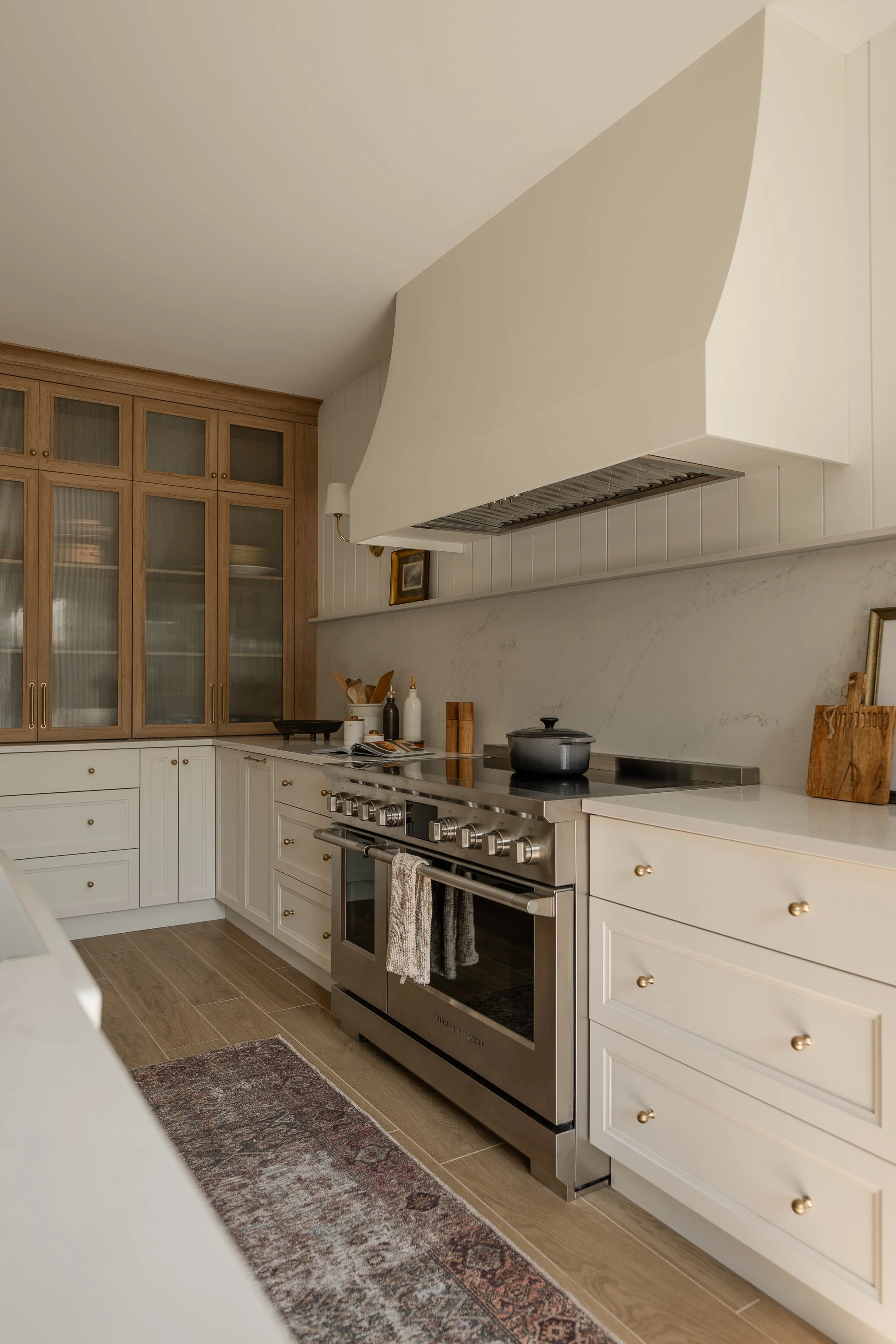 M ton intérieur-cuisine-cuisinière-hotte-armoires.JPG
