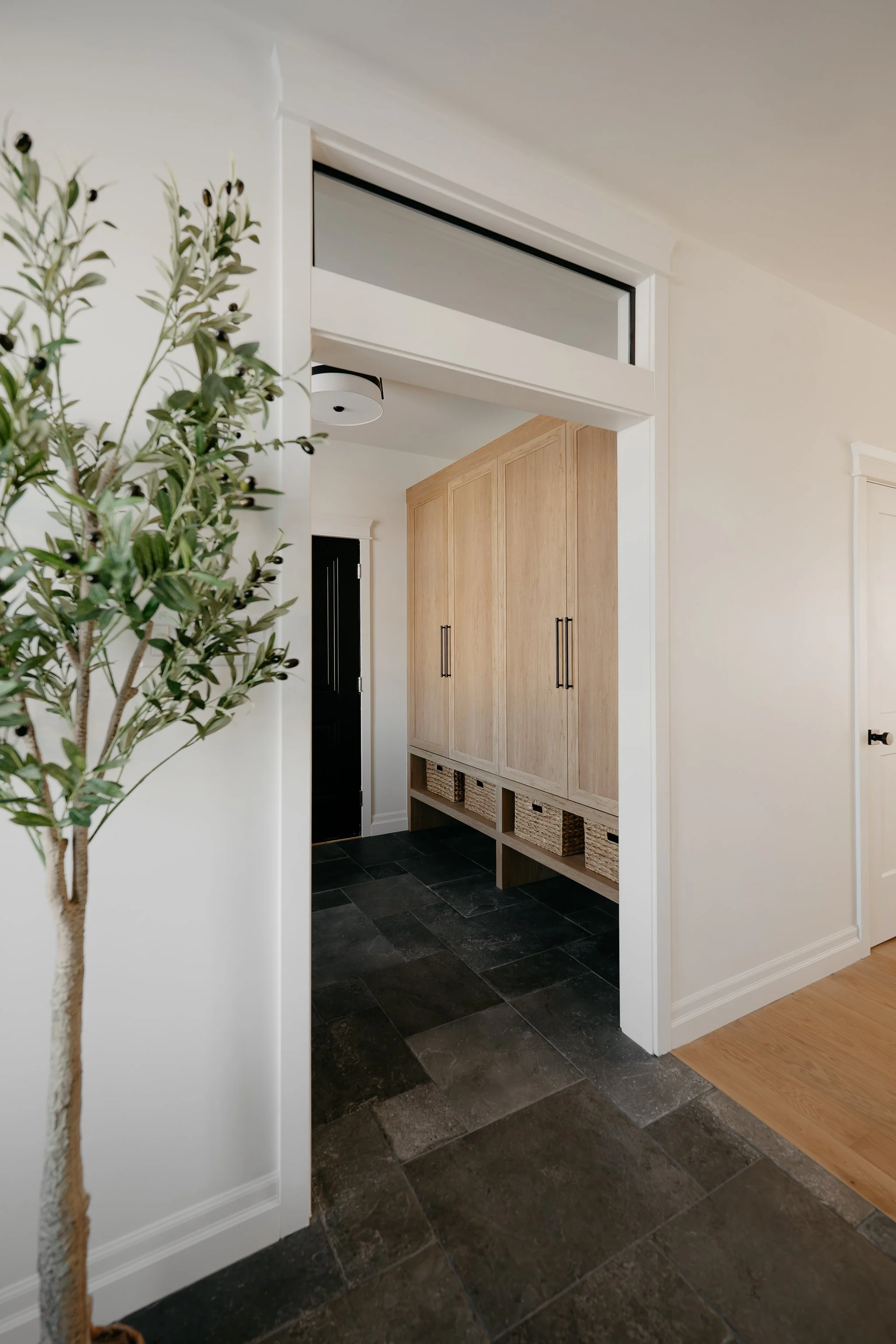 M ton intérieur - mudroom - céramique - moulures - verrière.JPG