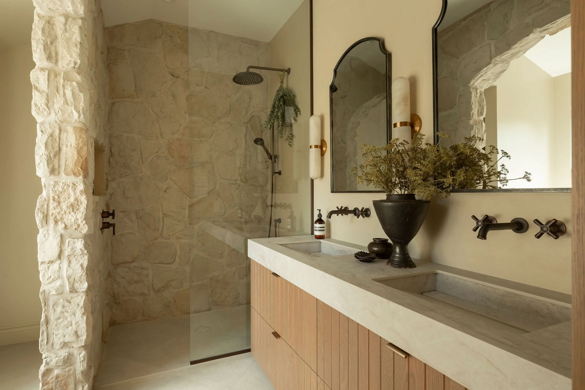 M ton intérieur-pierre-douche-robinetterie-salle de bain.jpg