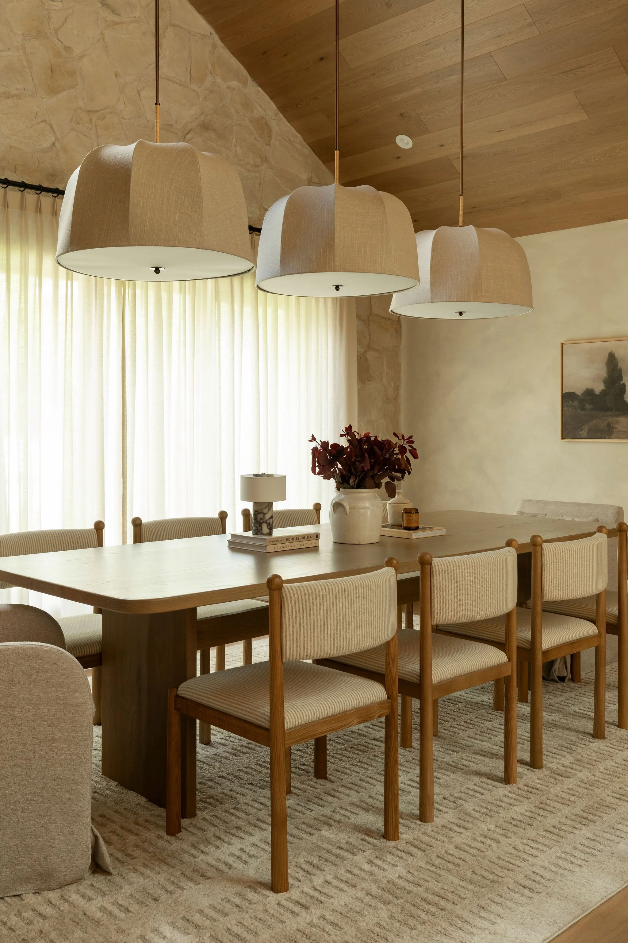 M ton intérieur-salle à manger-luminaire-chaise-pierre.jpg
