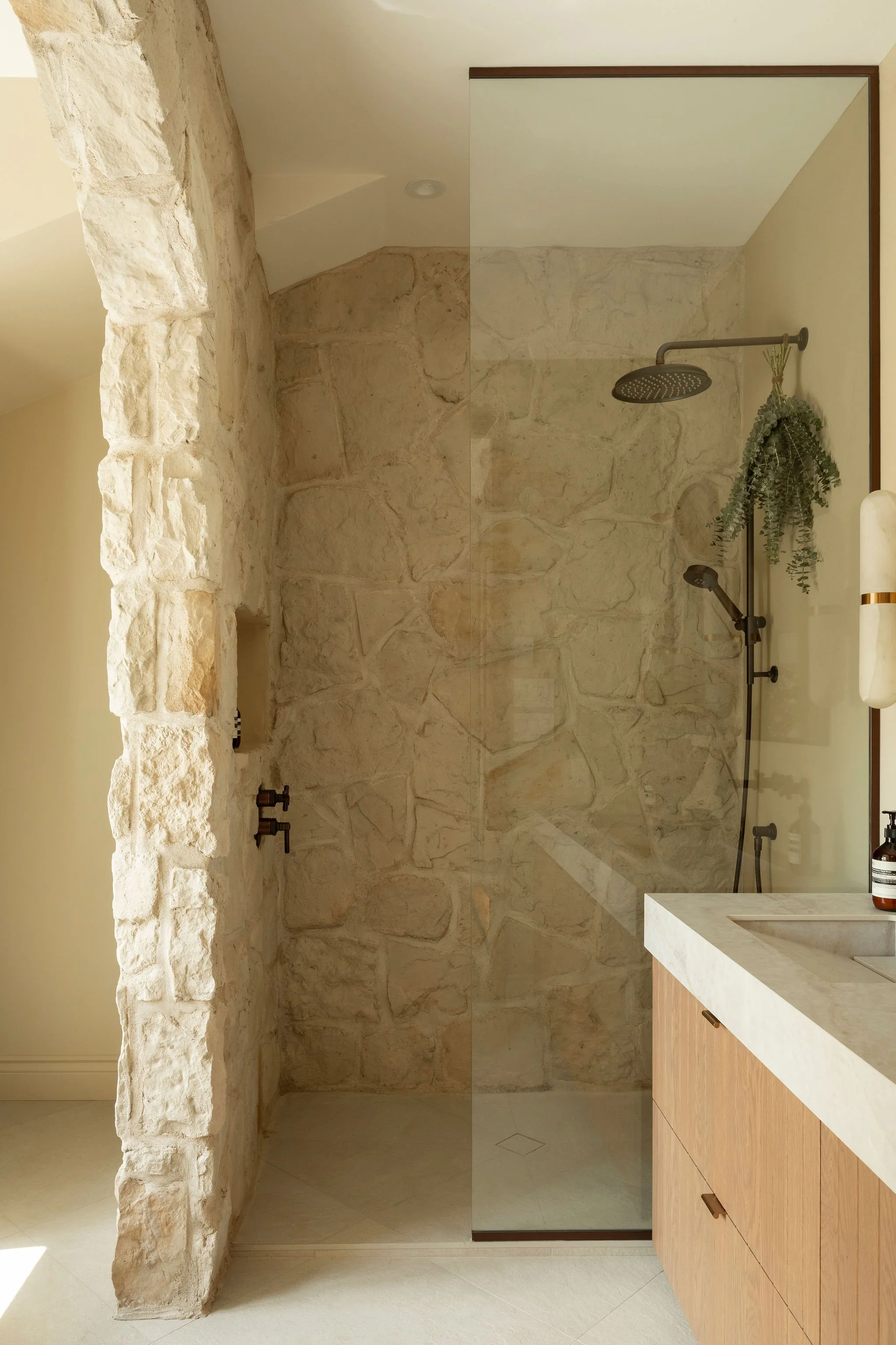 M ton intérieur-salle de bain-arche-pierre-douche.jpg