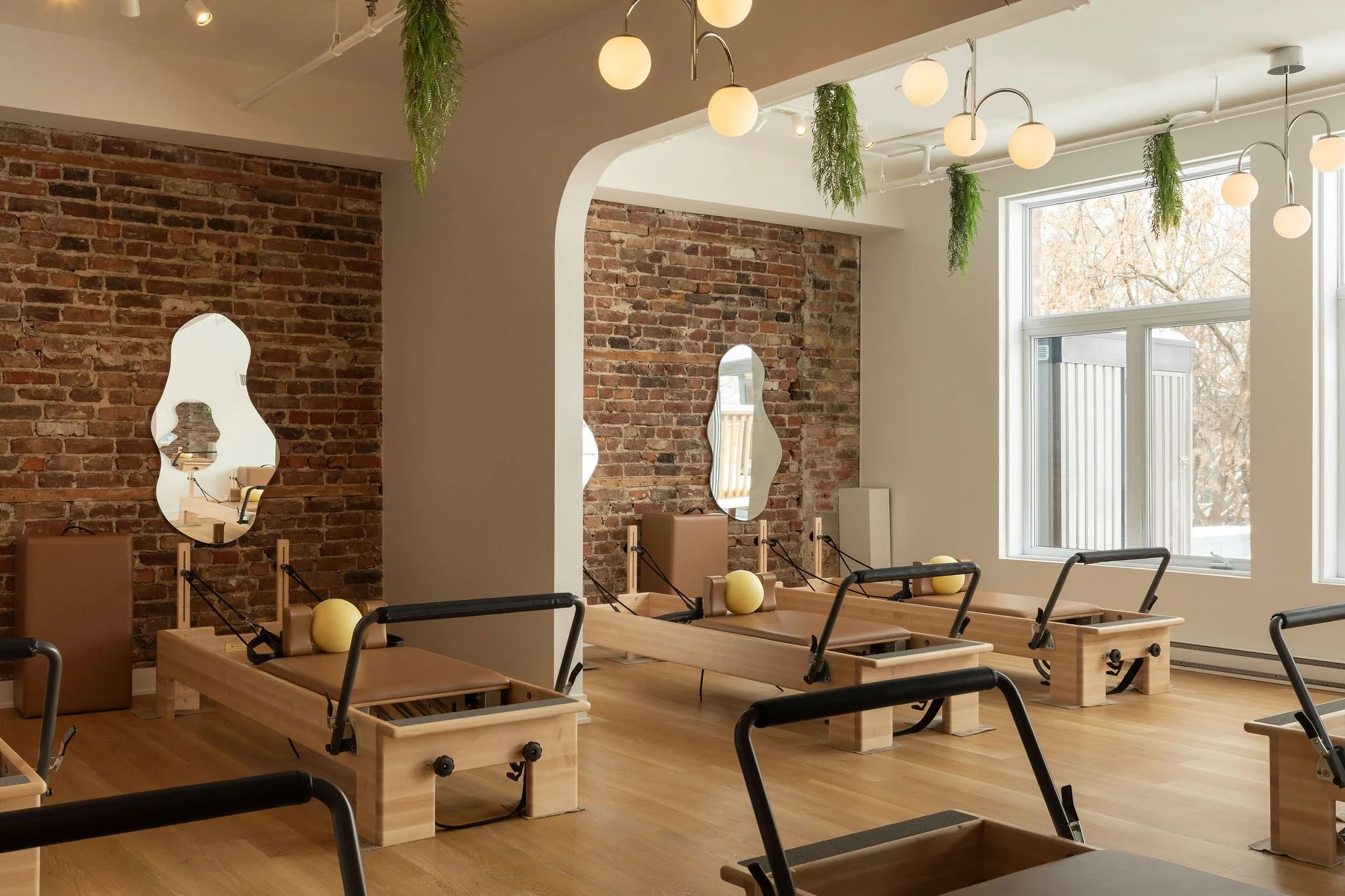 M ton intérieur-Well Club-pilates-reformer-sol-luminaires-miroir.jpg