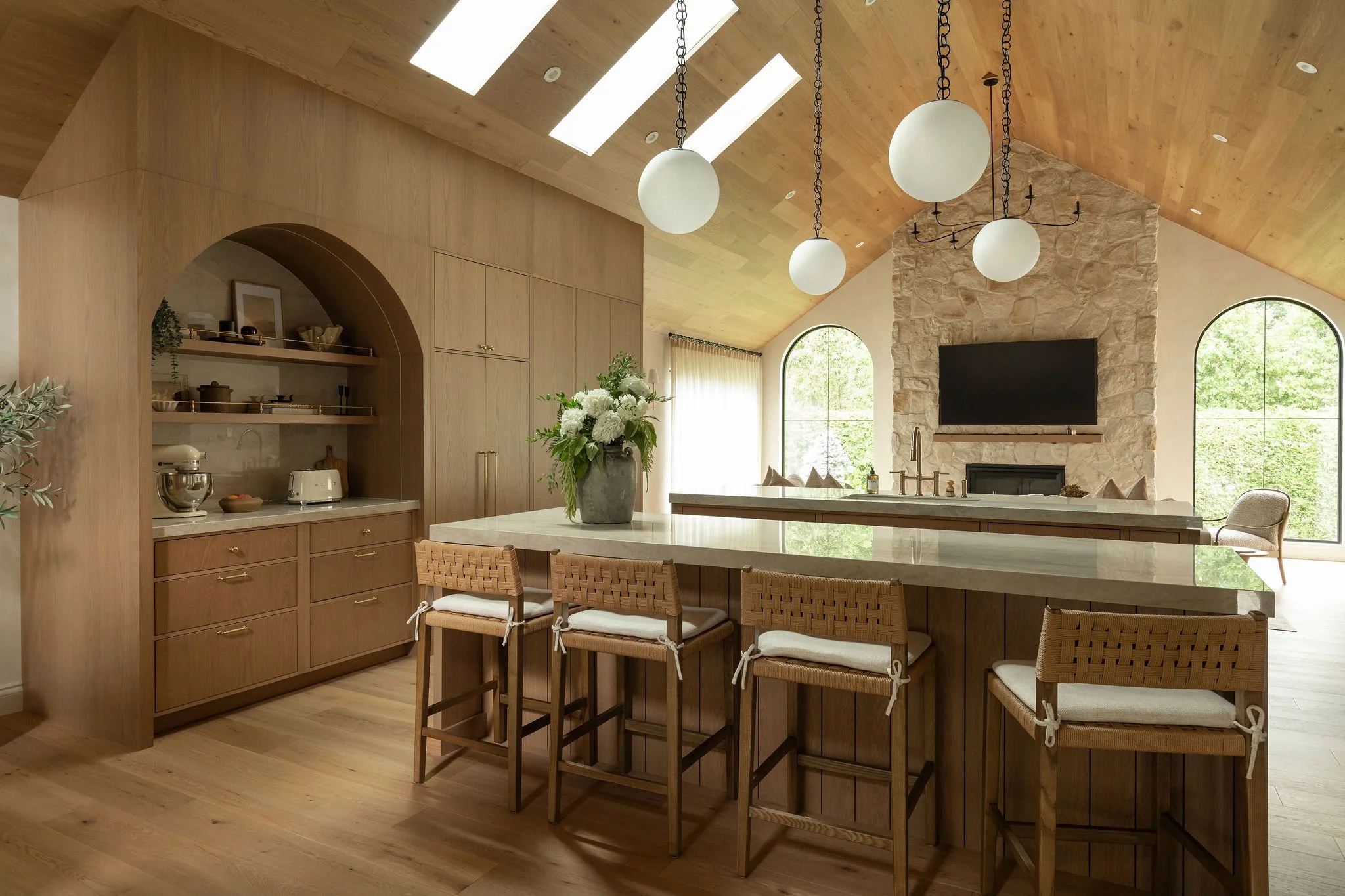 Cuisine-café-tabourets-comptoir-dekton-M ton intérieur.jpg