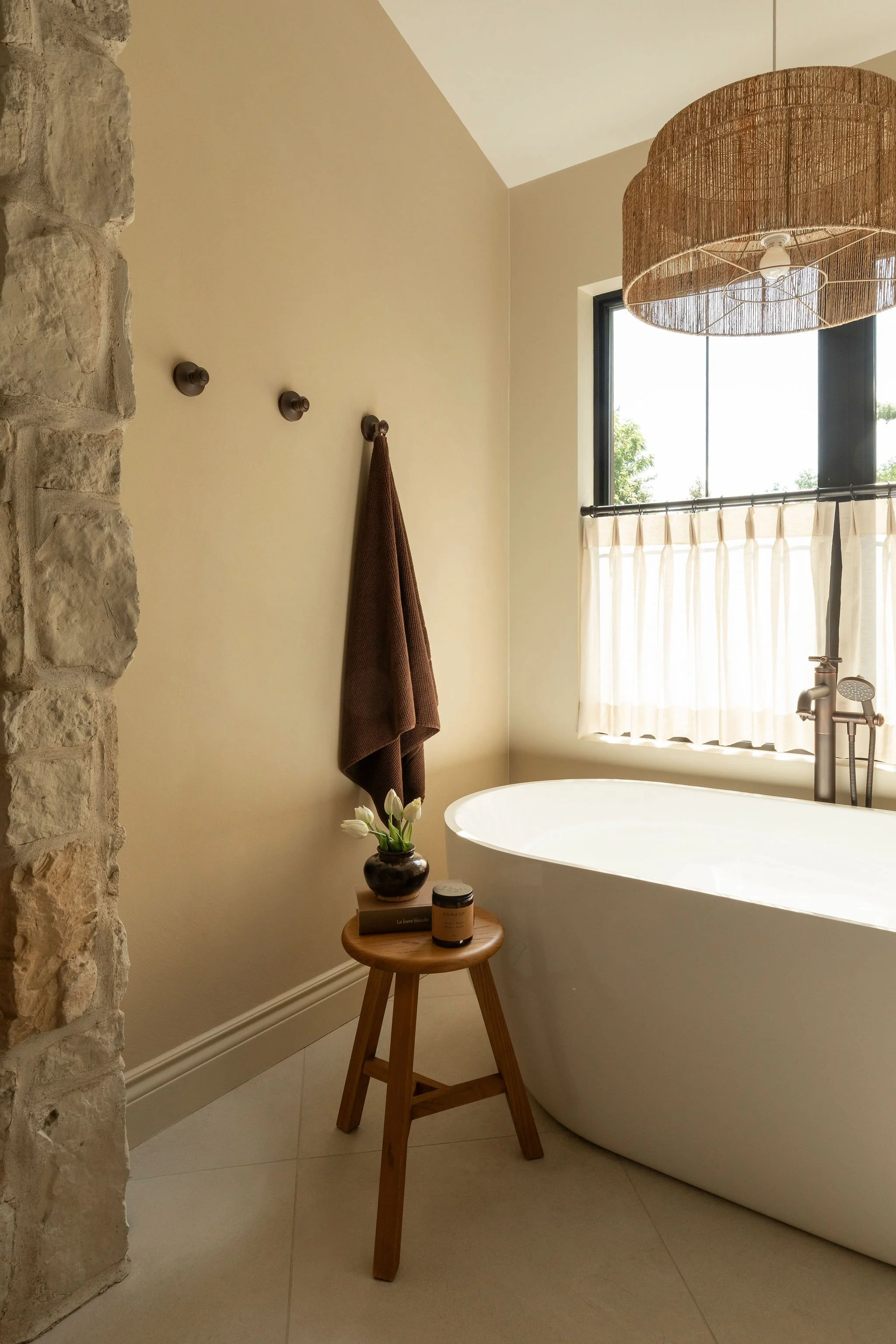 M ton intérieur-bain-rideaux-microbéton-pierre.jpg