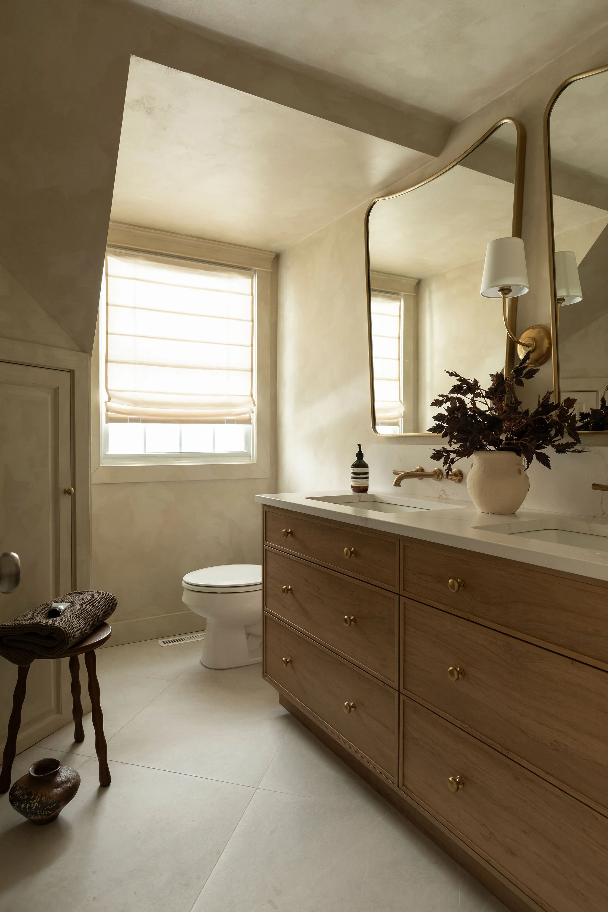 M ton intérieur - salle de bain - rénovation - vanité - miroir - peinture à la chaux.jpg