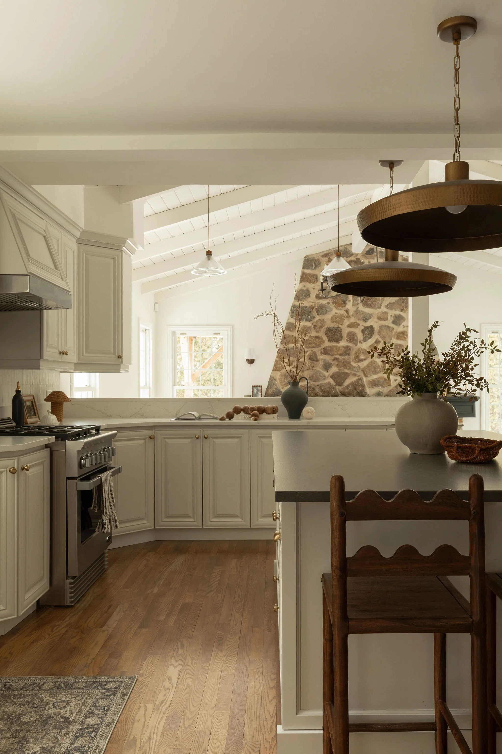 M ton intérieur -armoires-blanches-rénovation-luminaires-tabourets.jpg