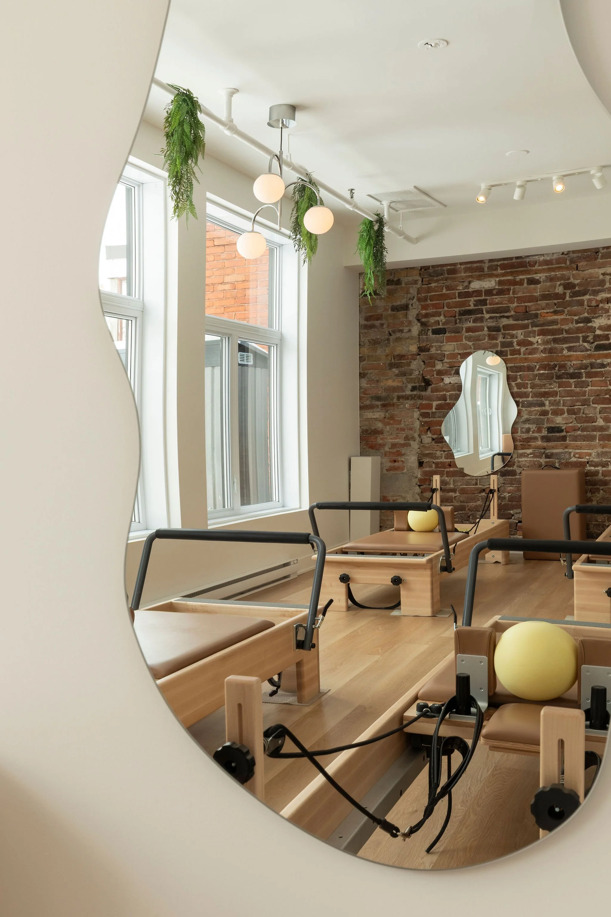 M ton intérieur-Well Club-pilates-sol-luminaires-reformer.jpg