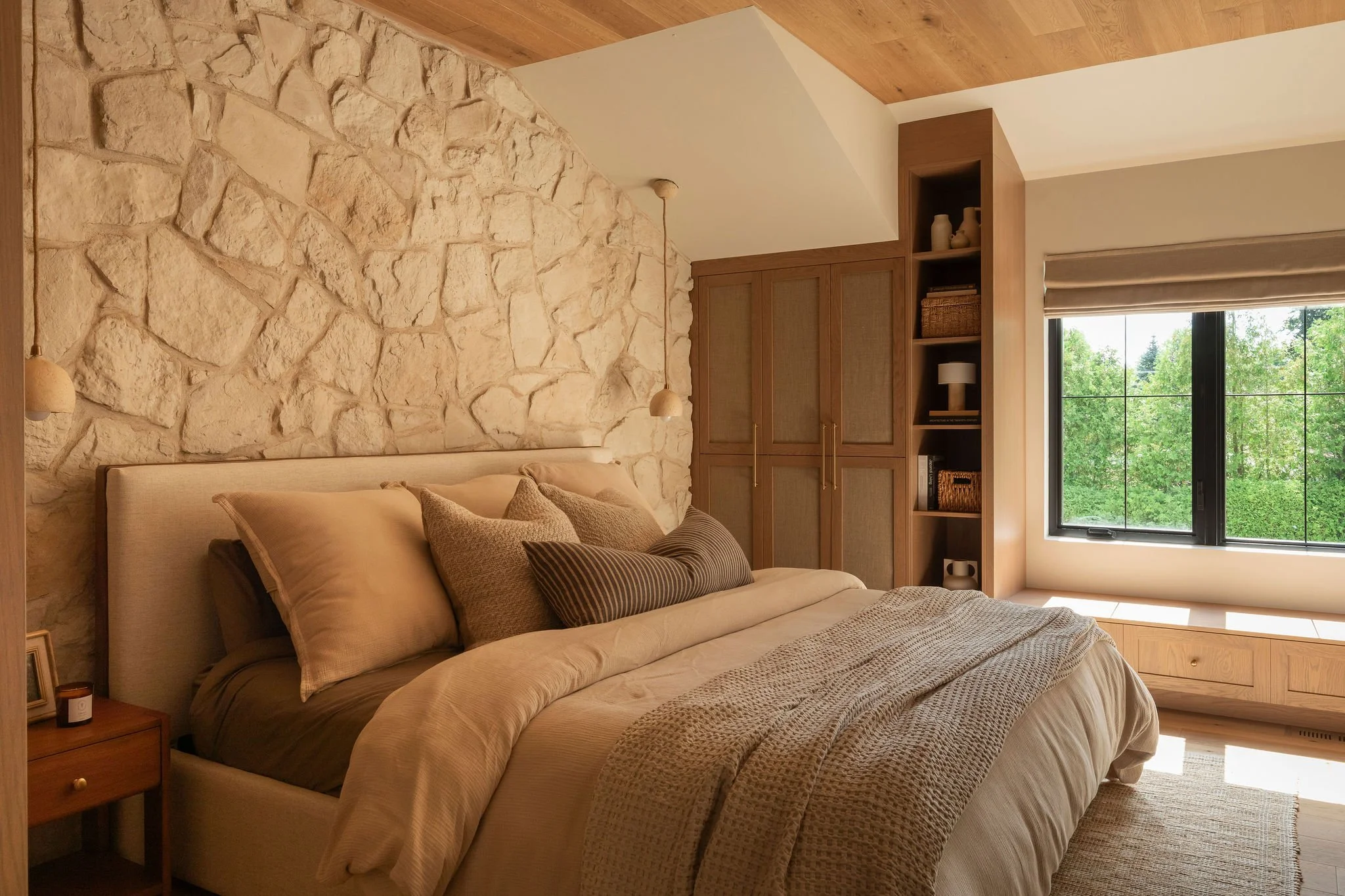 M ton intérieur-pierre-chambre principale-table-luminaire.jpg