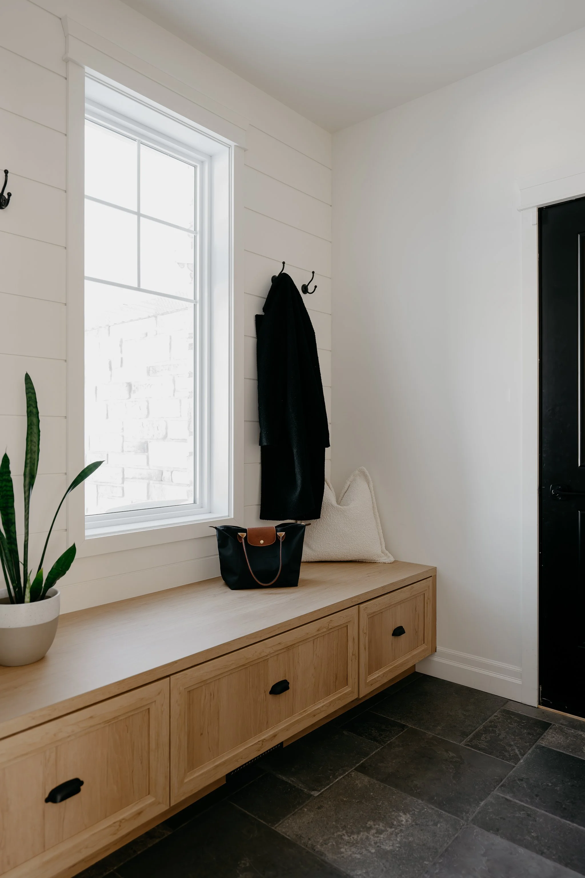 M ton intérieur - mudroom - céramique - moulures - construction neuve.JPG
