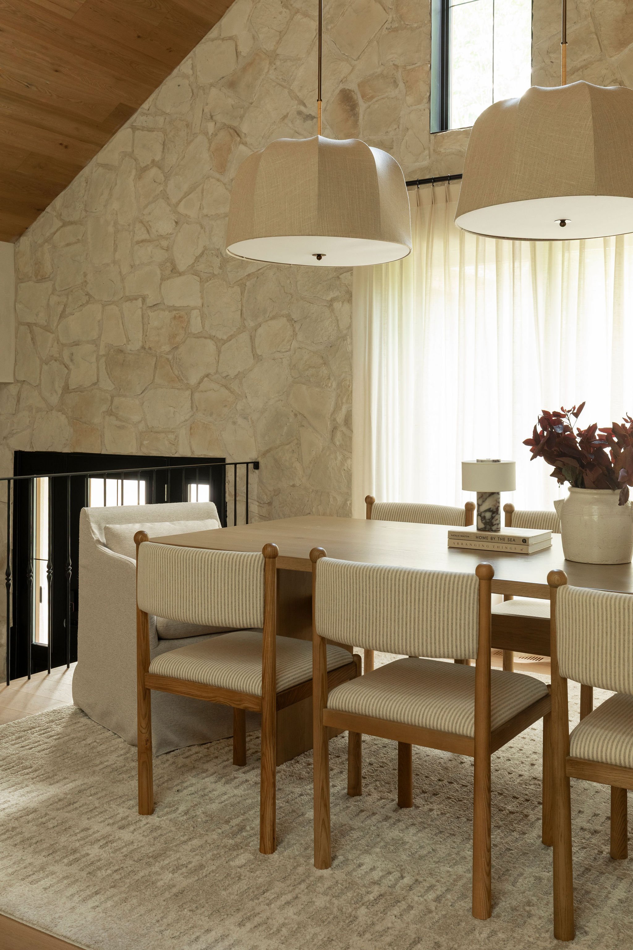 M ton intérieur-pierre-salle à manger-luminaire.jpg