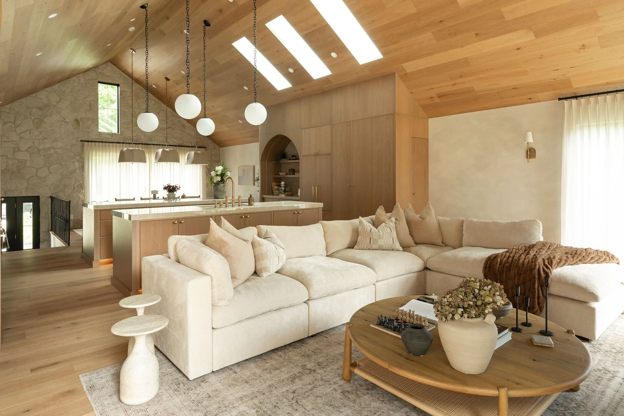 M ton intérieur-salon-plafond-bois-cuisine.jpg