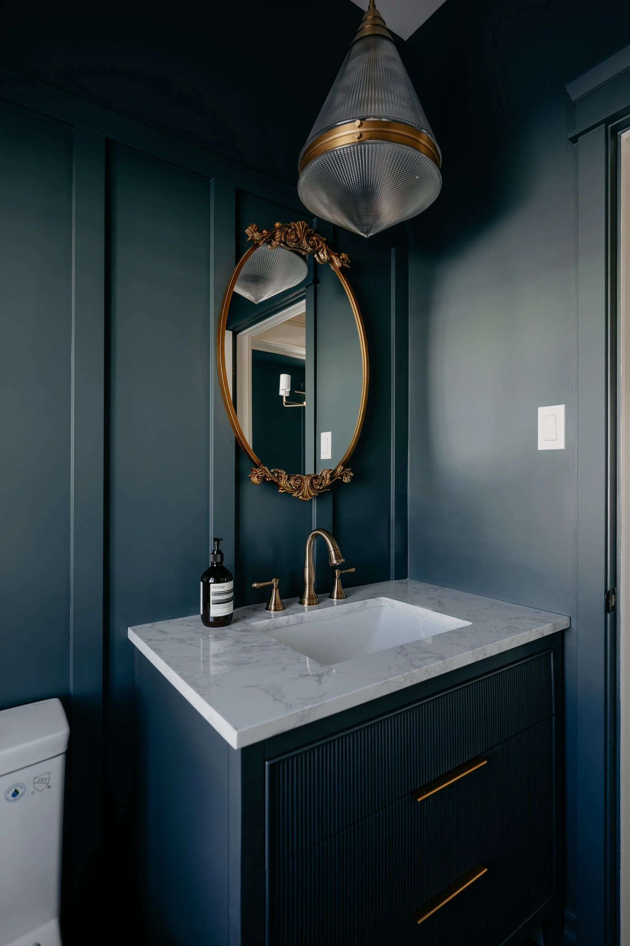 M ton intérieur - salle d'eau - bleu - luminaire.JPG