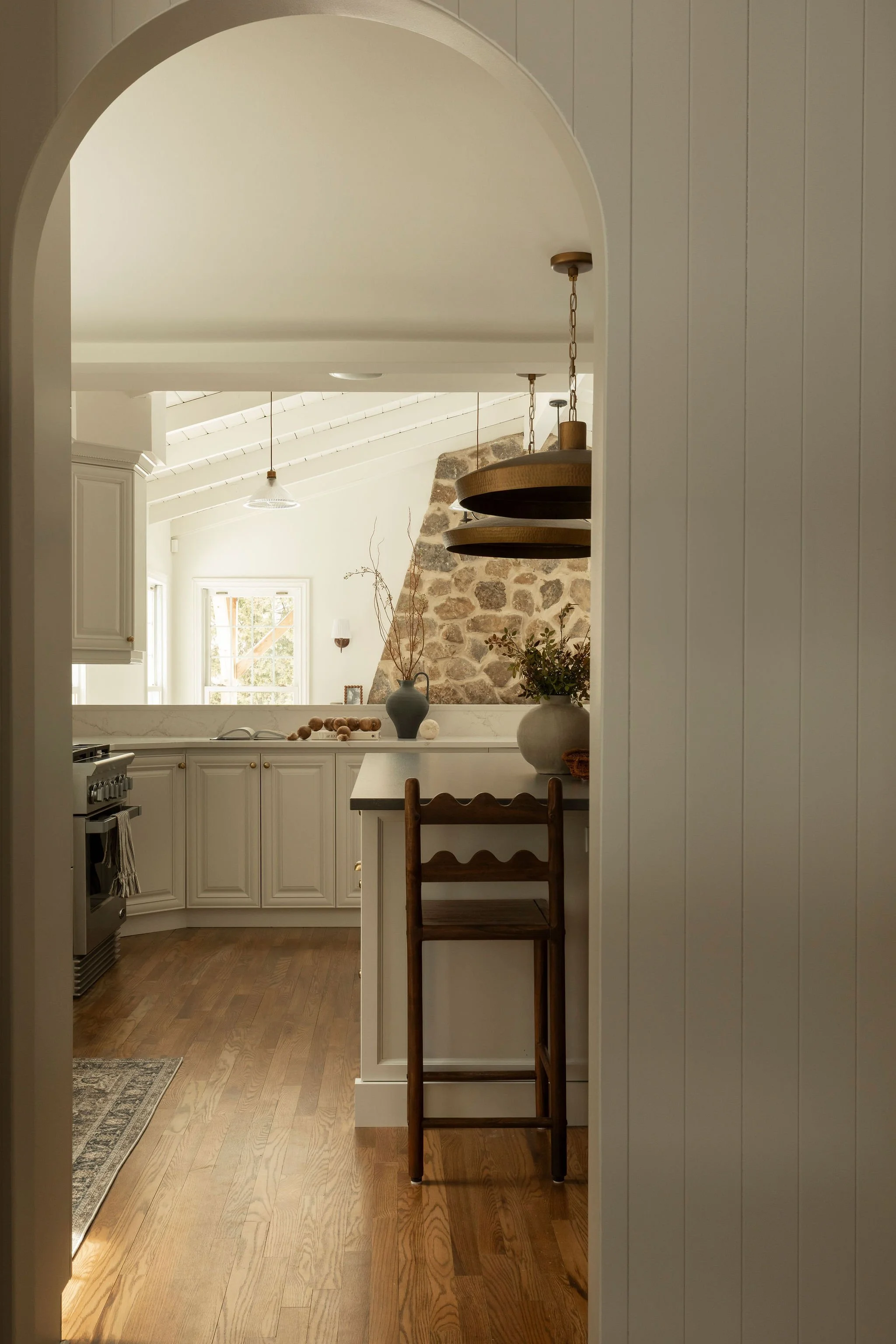 M ton intérieur -cuisine-arrière-cuisine-lambris-luminaires.jpg