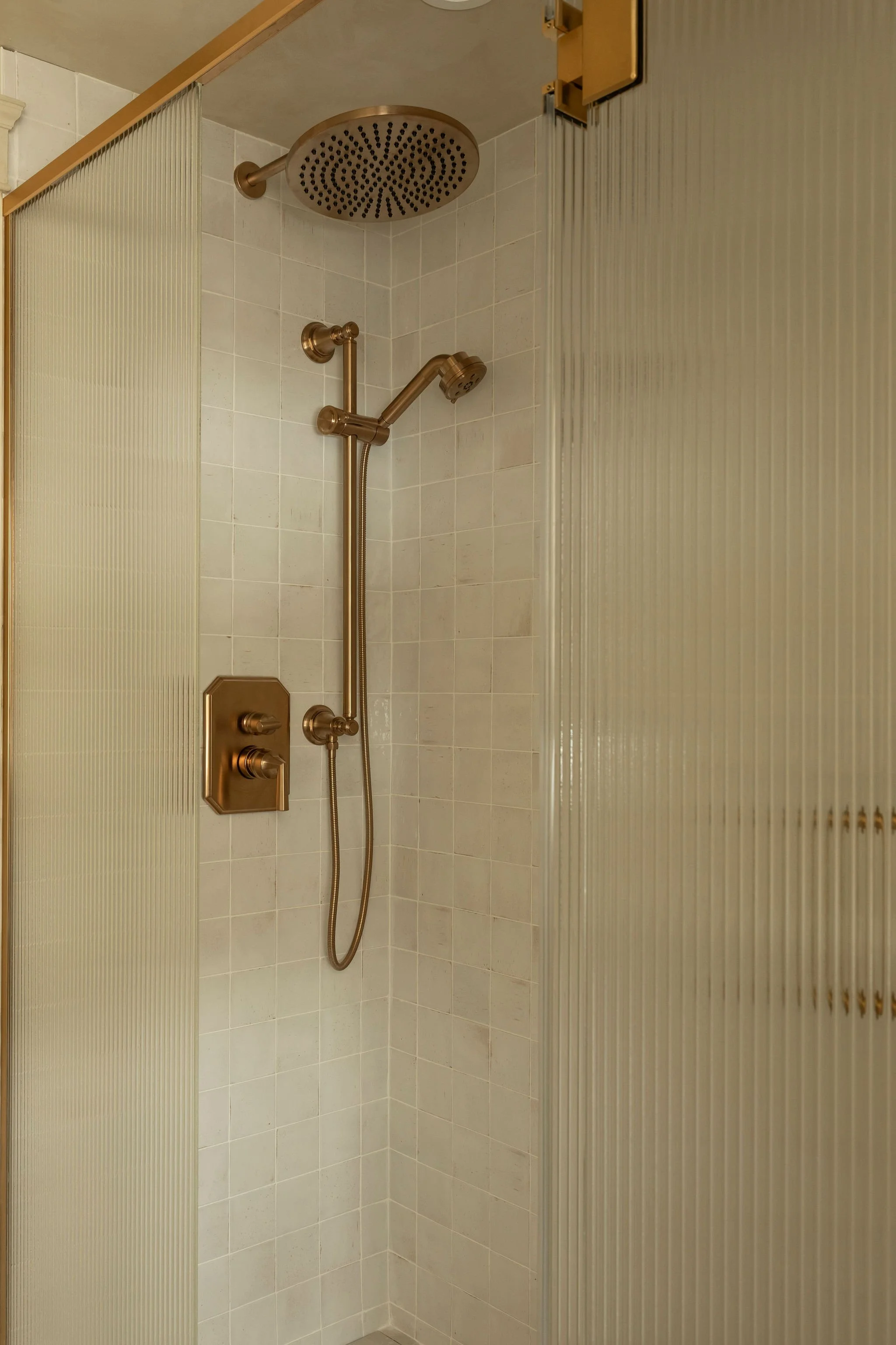 M ton intérieur-douche-robinetterie-flutée-céramique.jpg