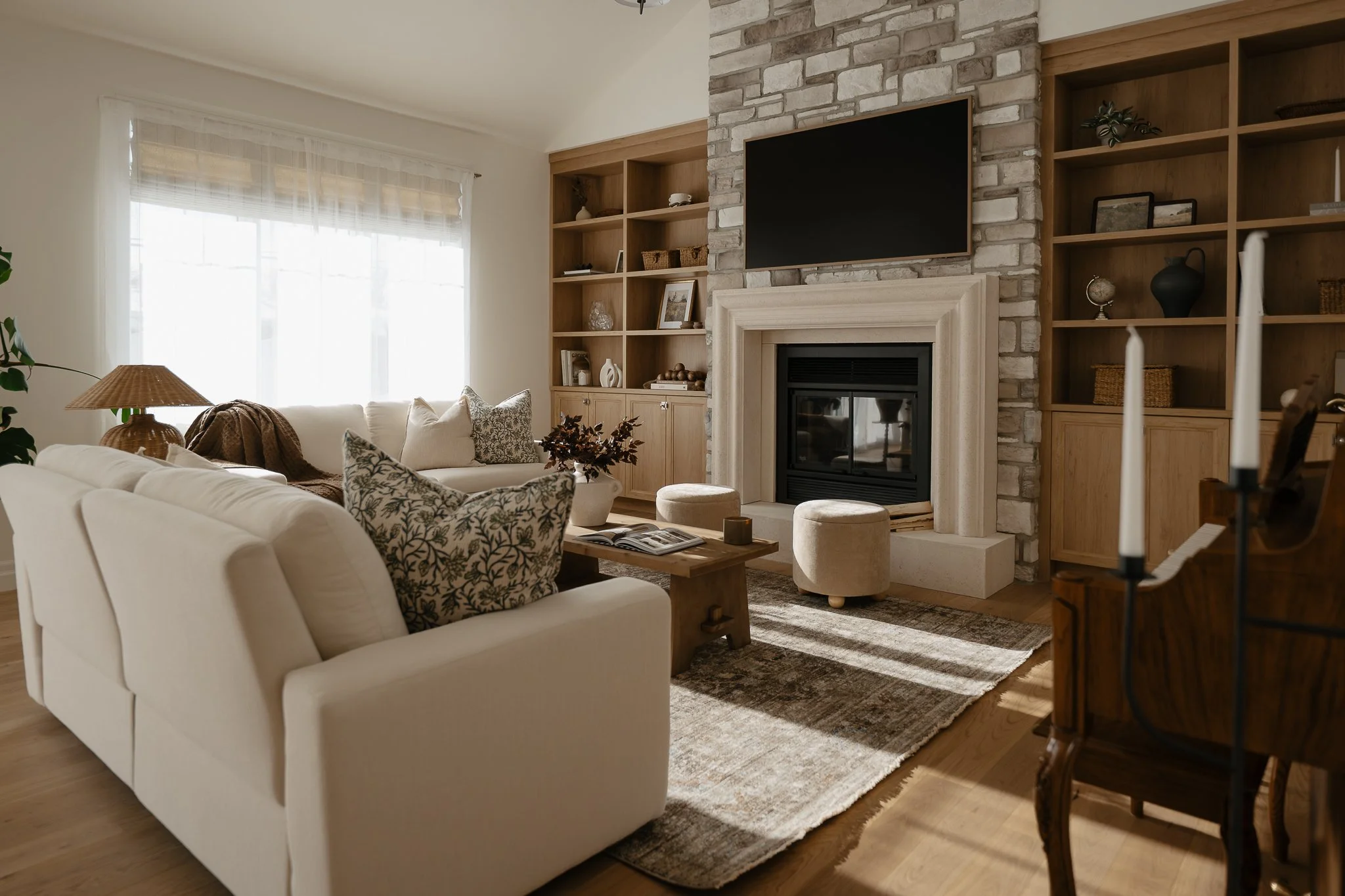 M ton intérieur - construction neuve - salon - foyer - Omega Mantels.JPG