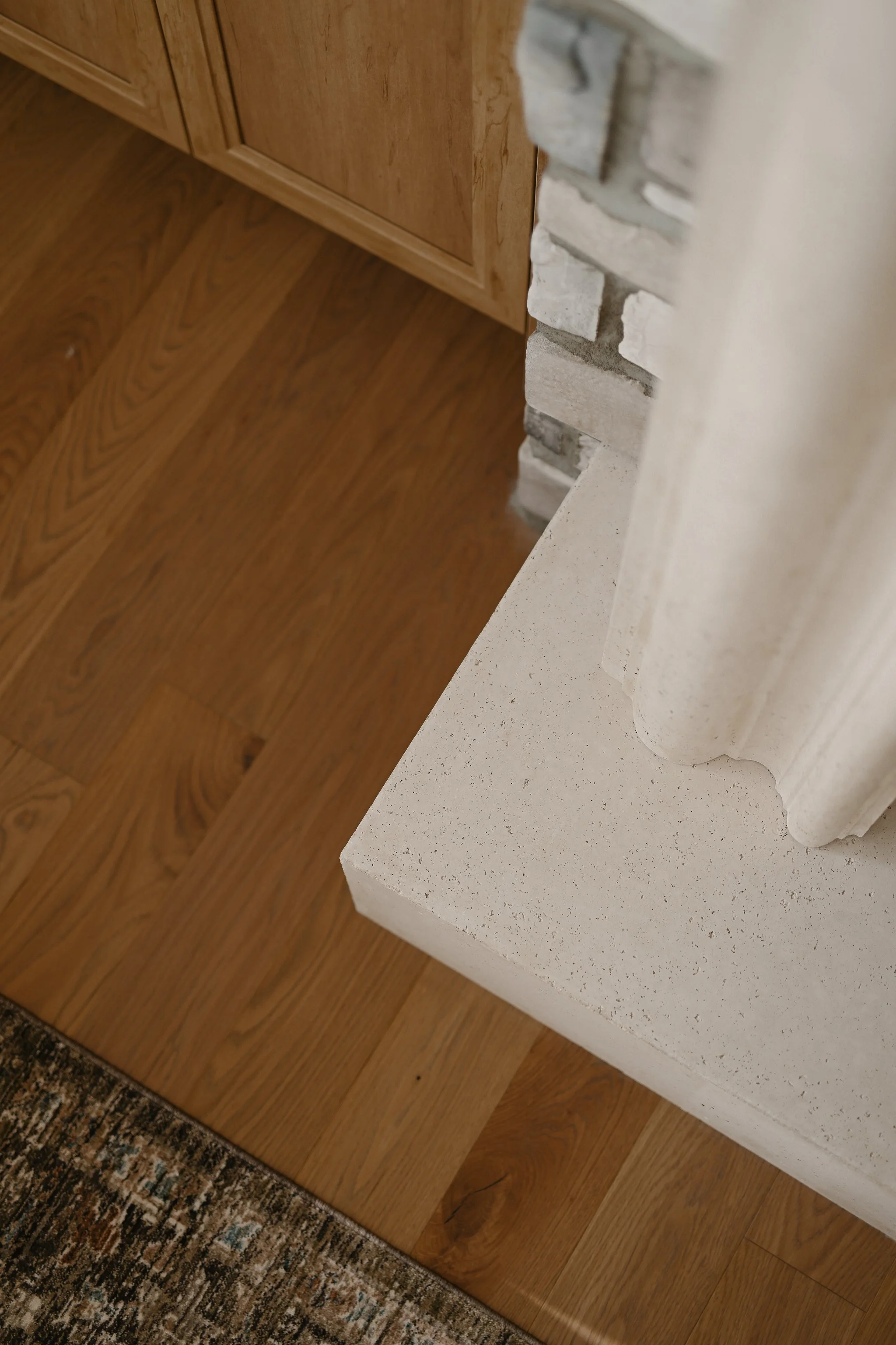 M ton intérieur - foyer - Omega Mantels - salon.JPG