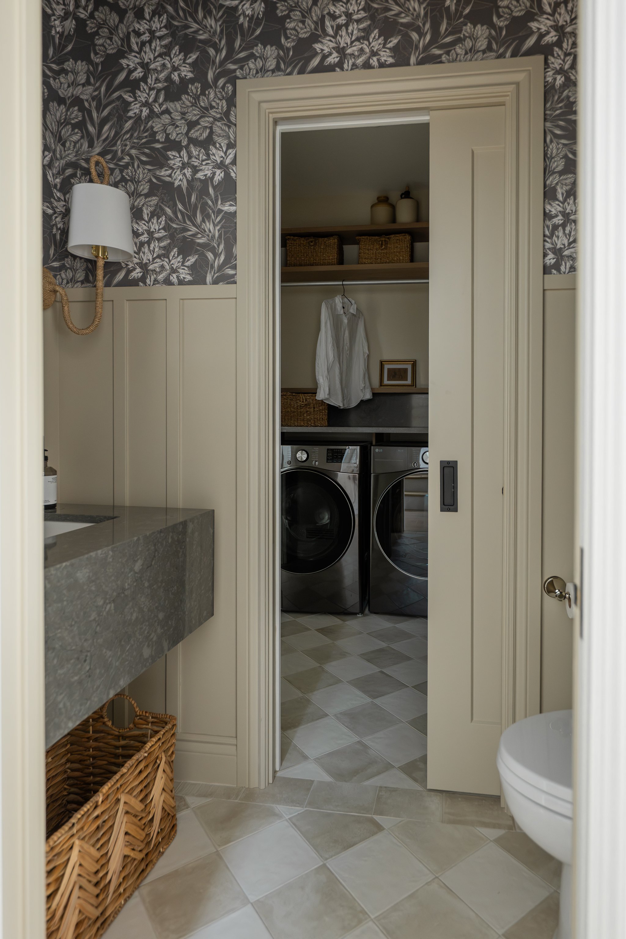 M ton intérieur-papierpeint-salle d'eau-lacdespiles.JPG