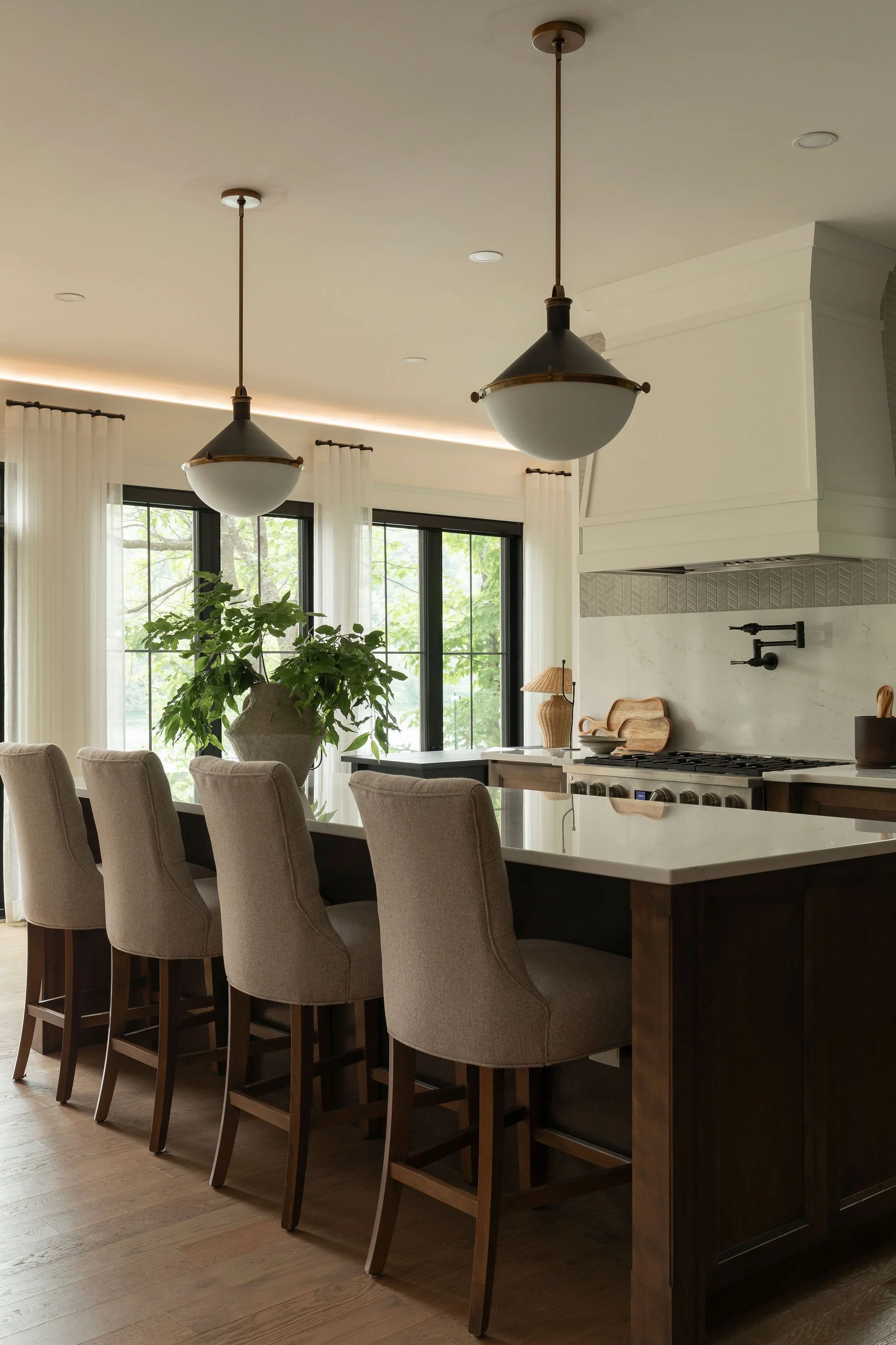 Mtonintérieur-Cuisine-Frontenac-Fenêtres-Tabourets.jpg