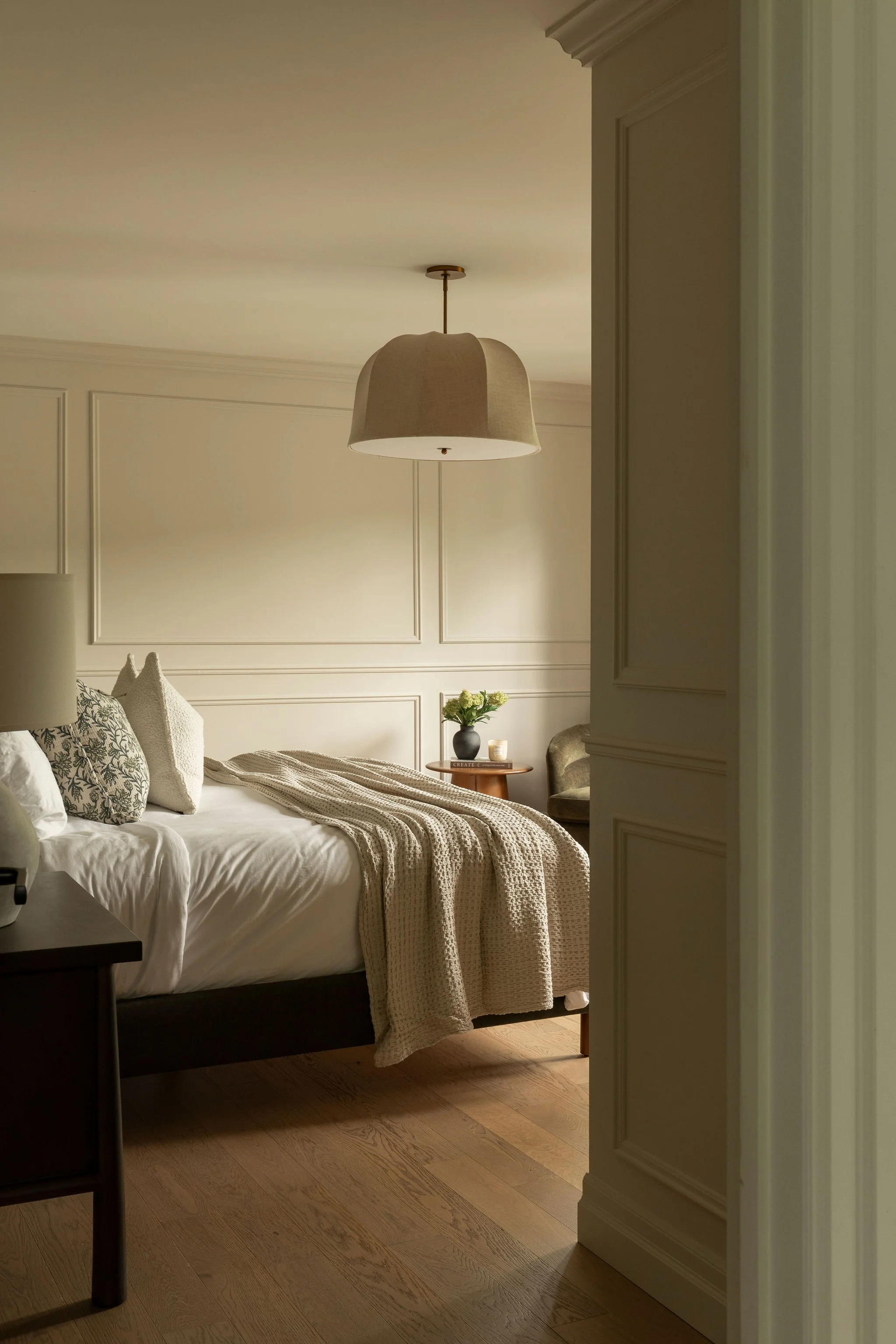 Mtonintérieur-Frontenac-Chambre-Lit-Moulures.jpg