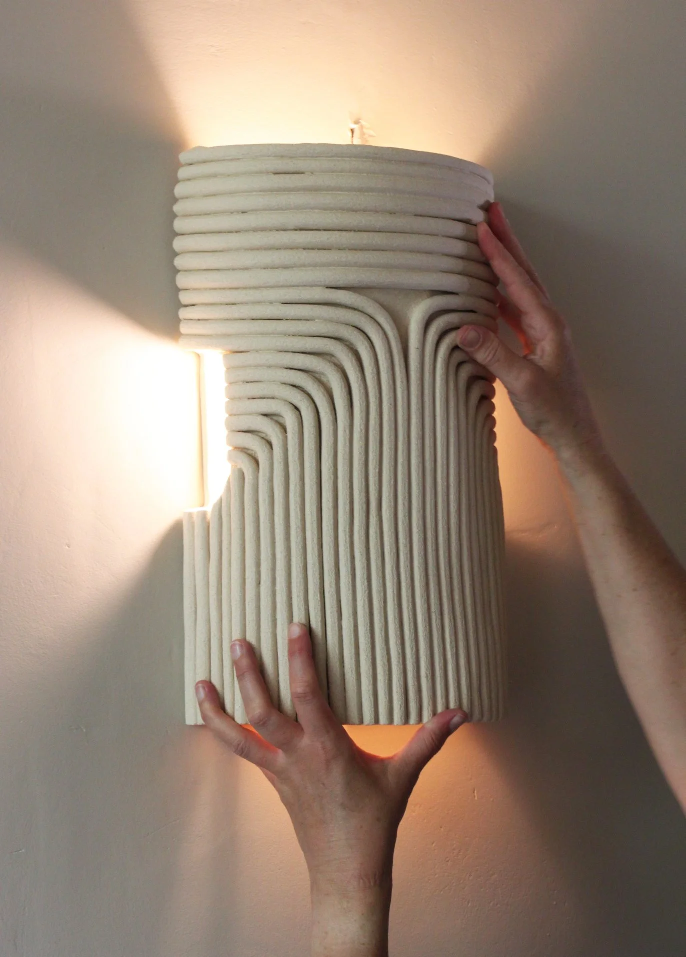 Lampe murale , applique,  stylisée avec des lignes en relief, éclairage chaud