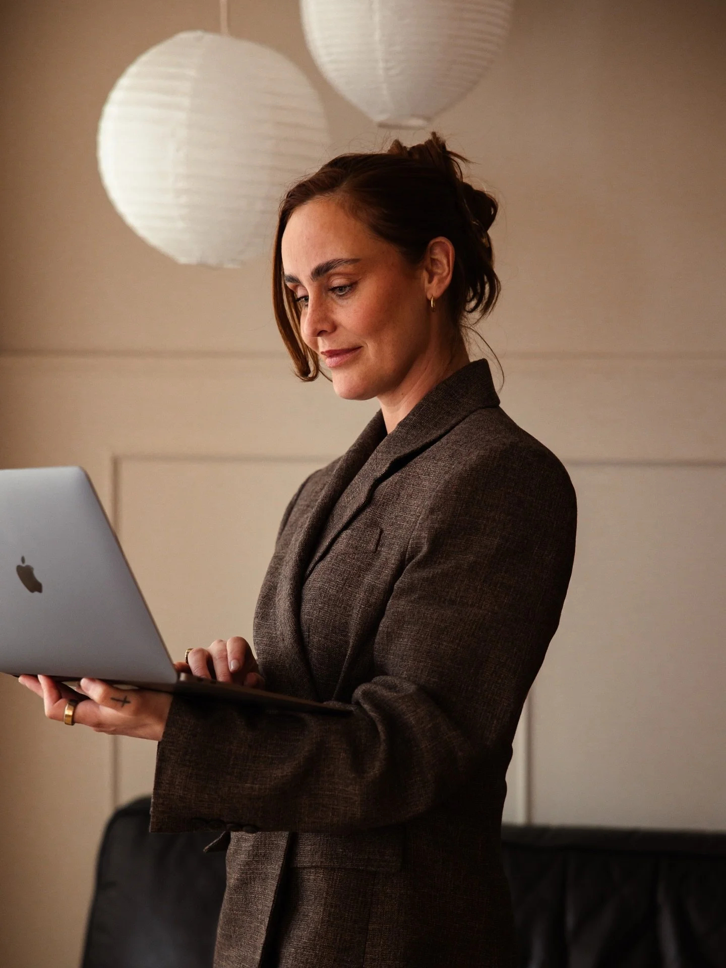 Je zegt dat je grenzen gaat aangeven.
Dat je stopt met pleasen.
Dat je meer voor jezelf gaat kiezen 
in je leven &eacute;n (of) in je business.

Maar op het moment supr&ecirc;me&hellip;
slik je het toch weer in.
ga je het uitleggen.
pas je je toch we