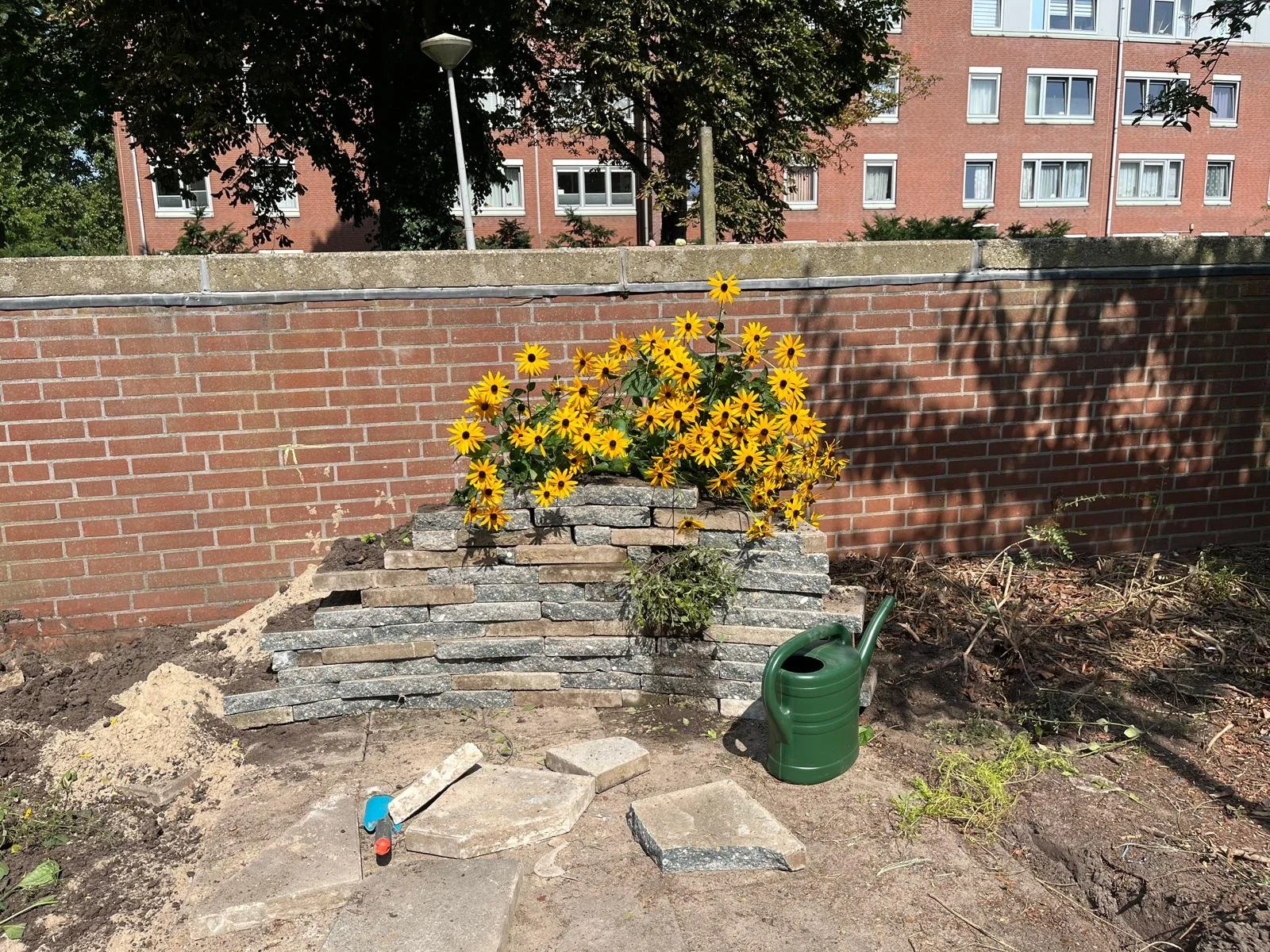 eerste stukje stapelmuur gemaakt van de tegels