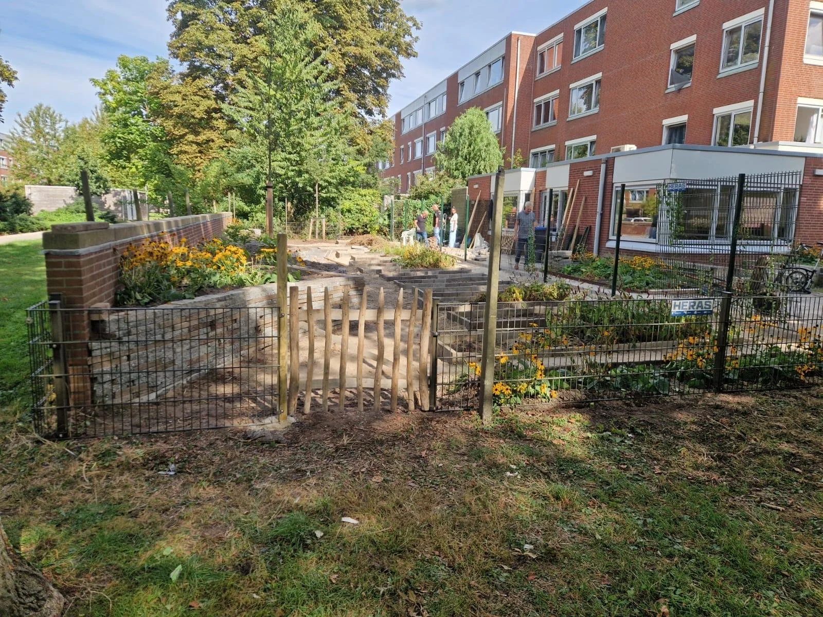 de nieuwe toegangspoort is gereed