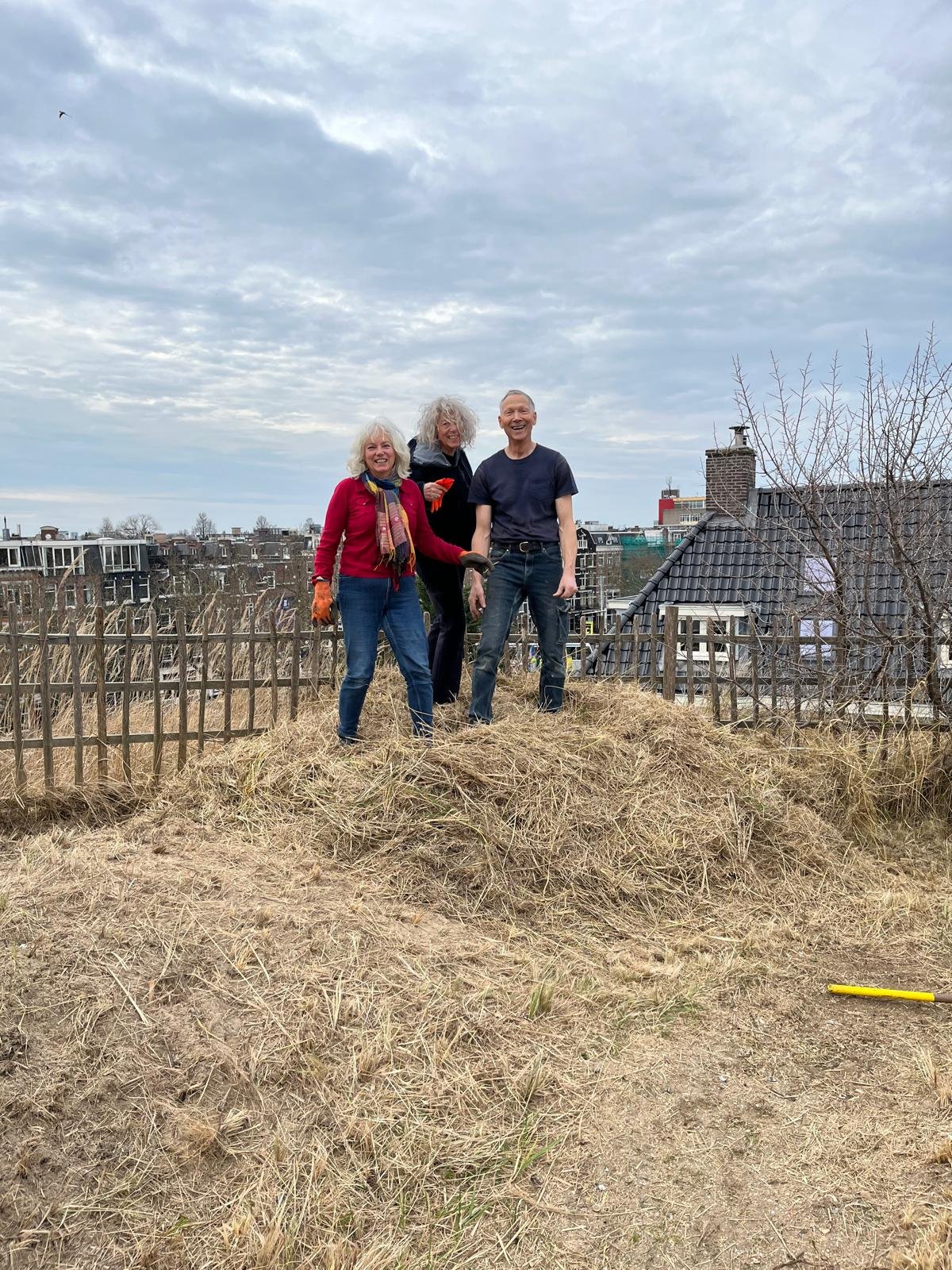 de toppers op het maaisel van de eerste dag maaien