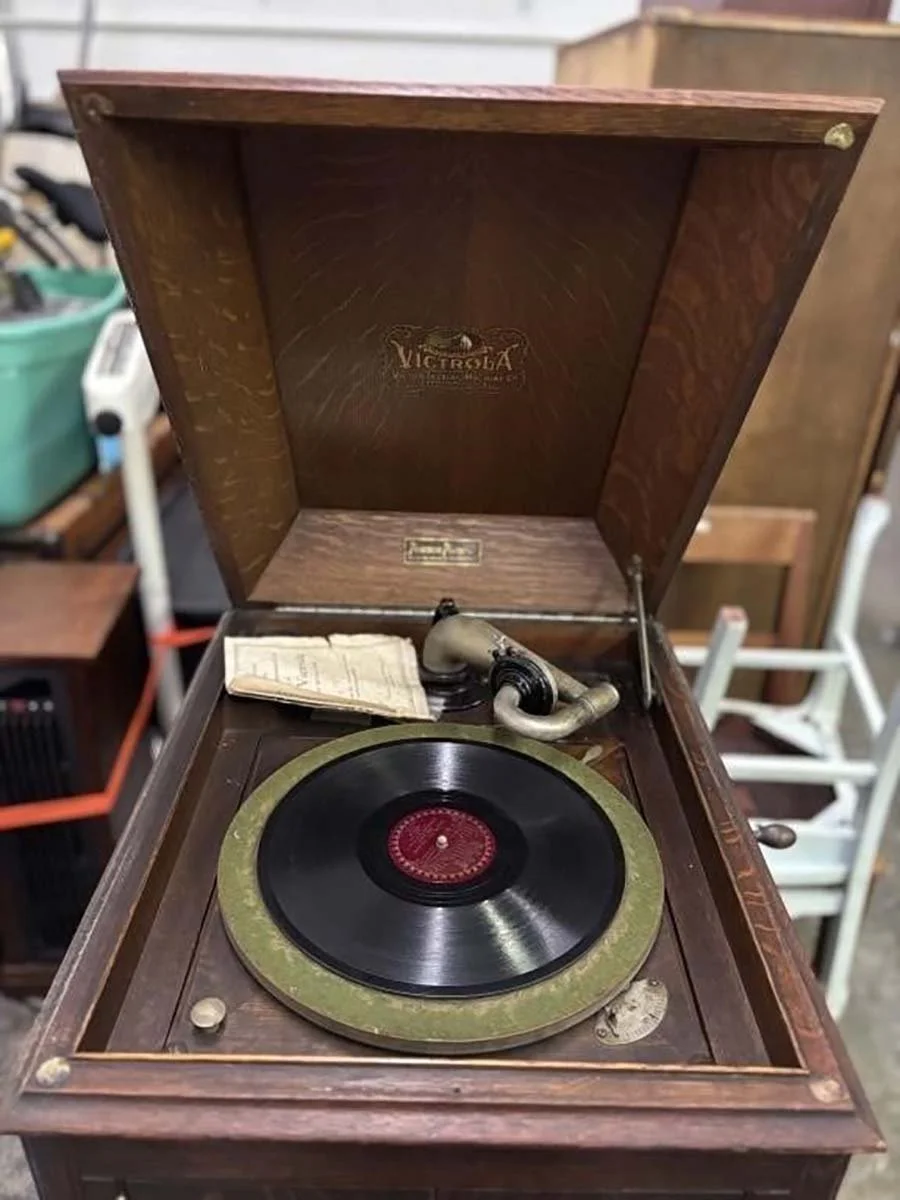  Victor Victrola phonograph 
