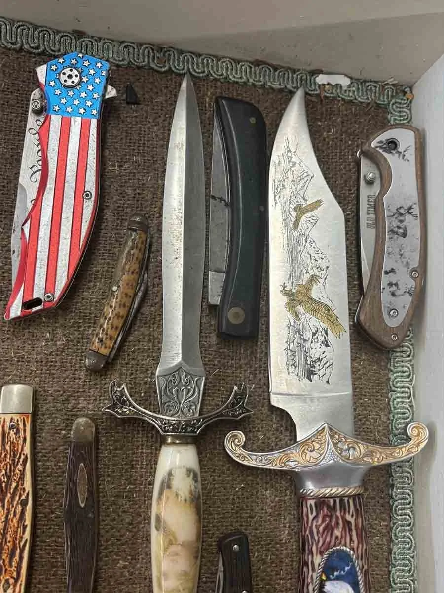  Hunting knives 